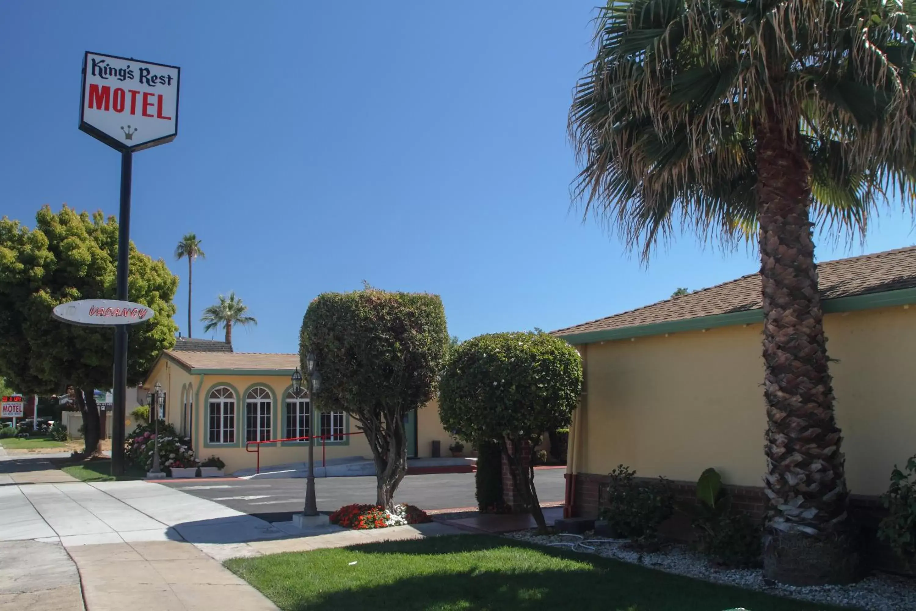 Facade/entrance, Property Building in King's Rest Motel