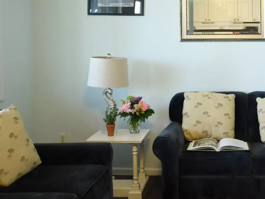 Living room, Seating Area in Montauk Oceanside Suites