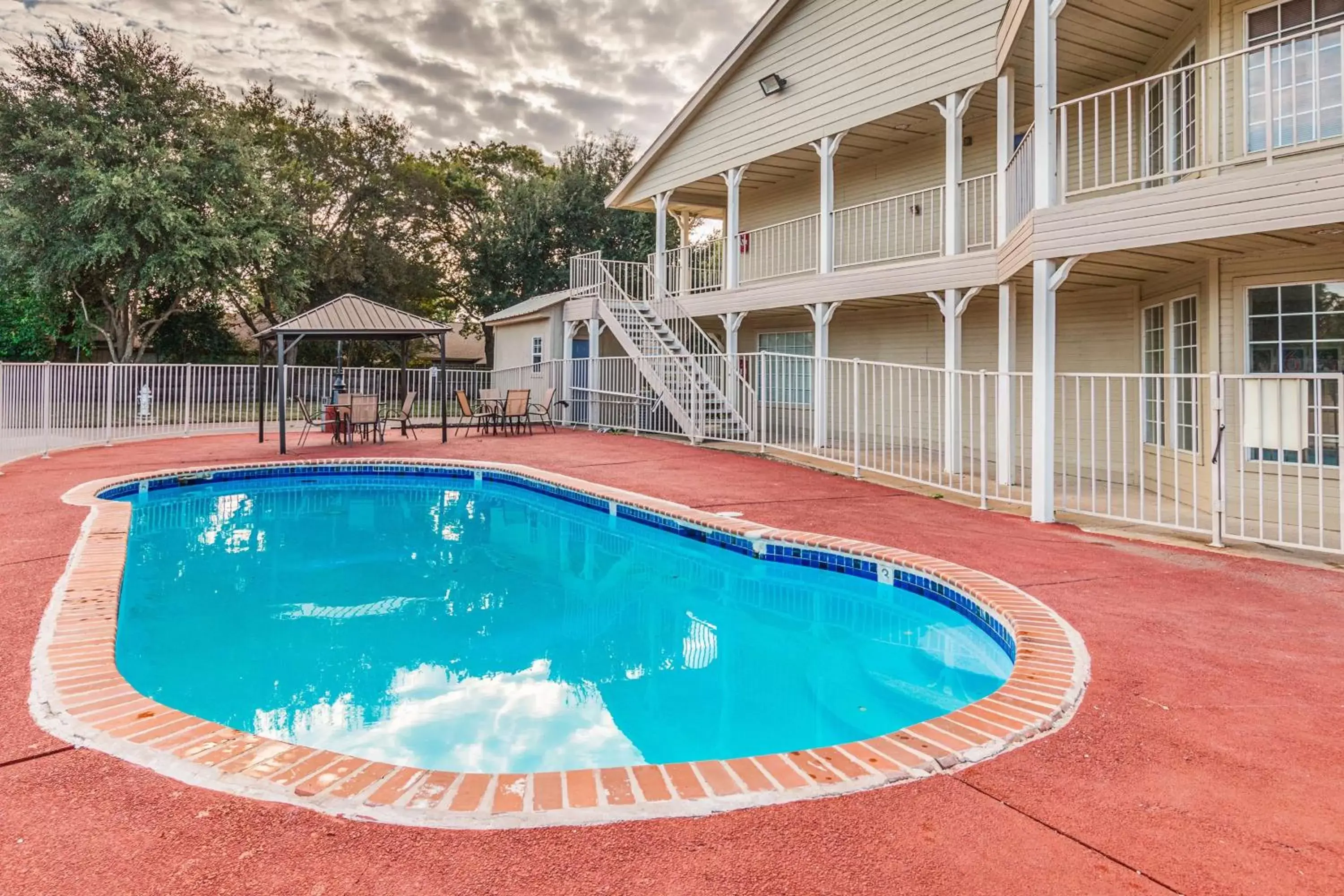 Day, Swimming Pool in Motel 6-Waxahachie, TX
