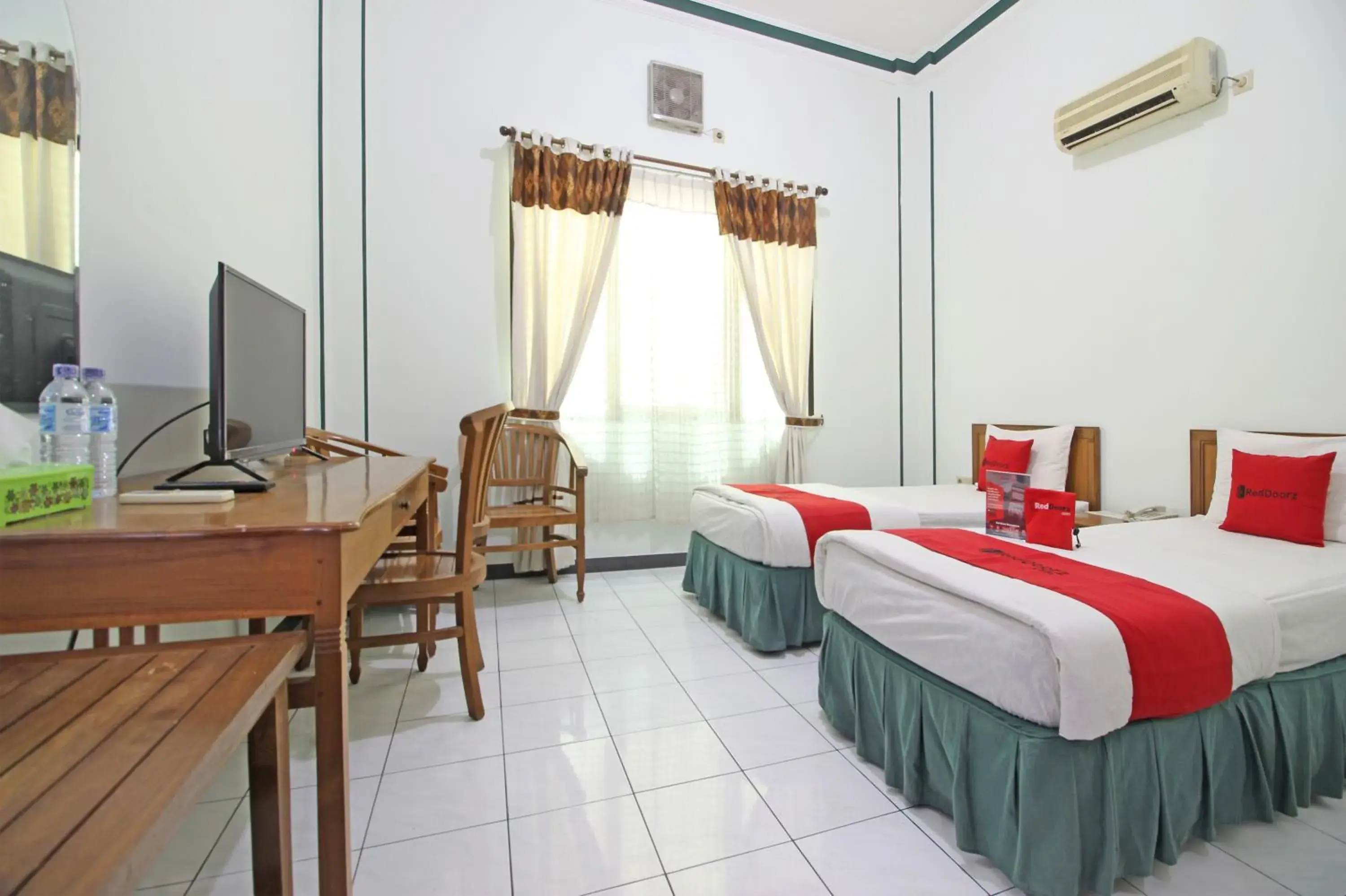 Bedroom, Bed in RedDoorz near XT Square Yogyakarta