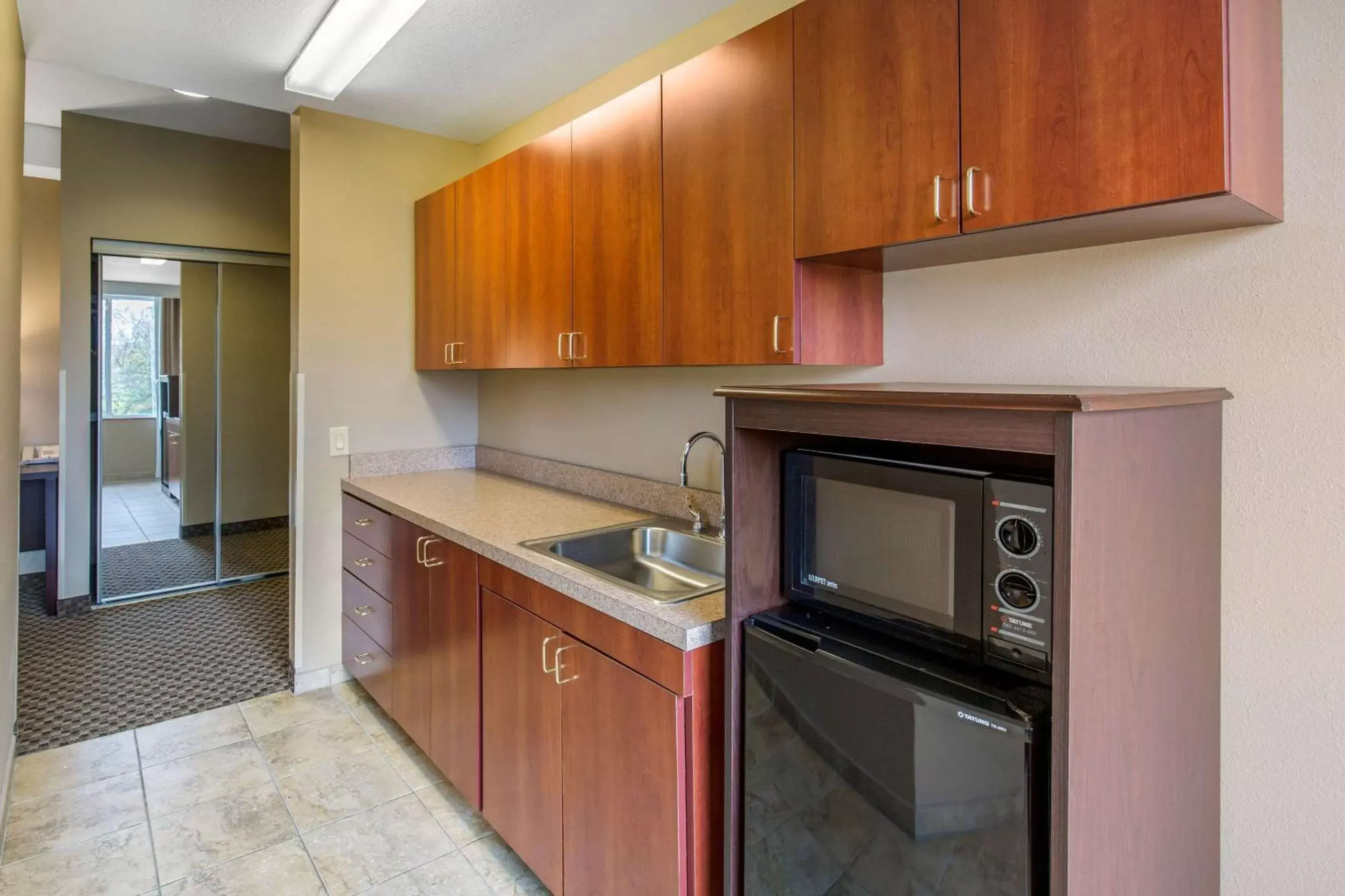 Bedroom, Kitchen/Kitchenette in Comfort Suites Seaford