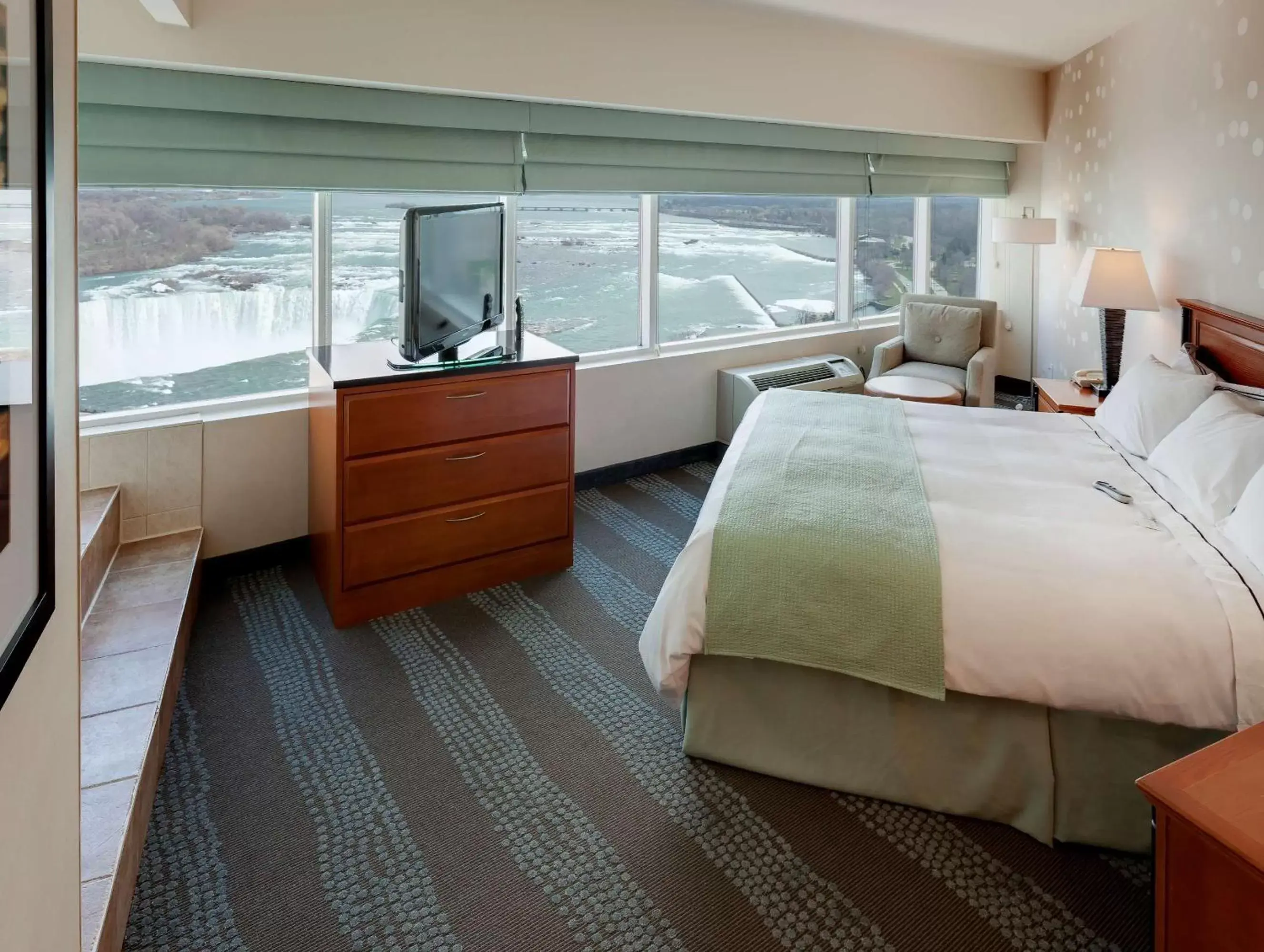 Photo of the whole room, Bed in Radisson Hotel & Suites Fallsview