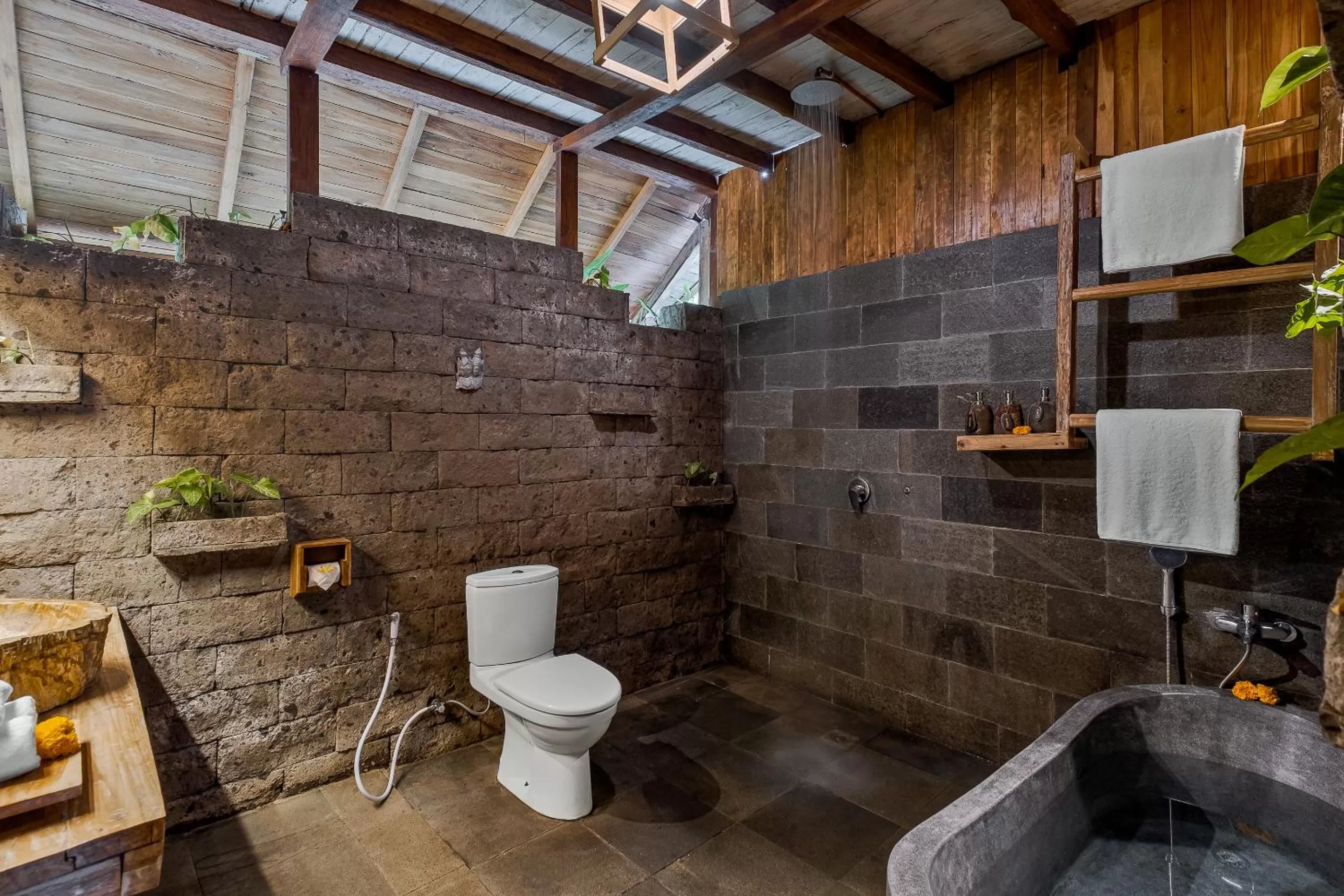 Toilet in Joglo Organik Guesthouse