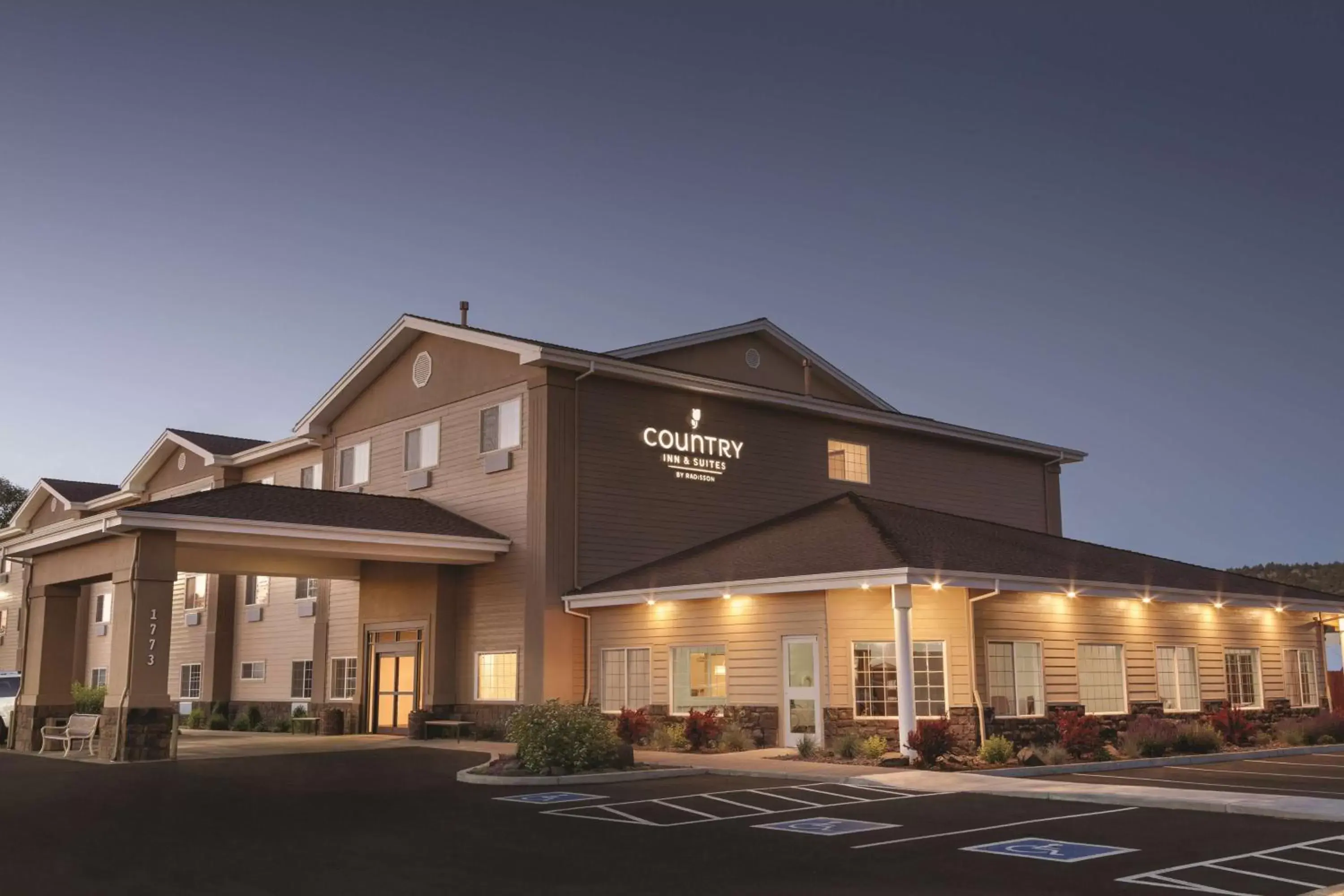 Property Building in Country Inn & Suites by Radisson, Prineville, OR