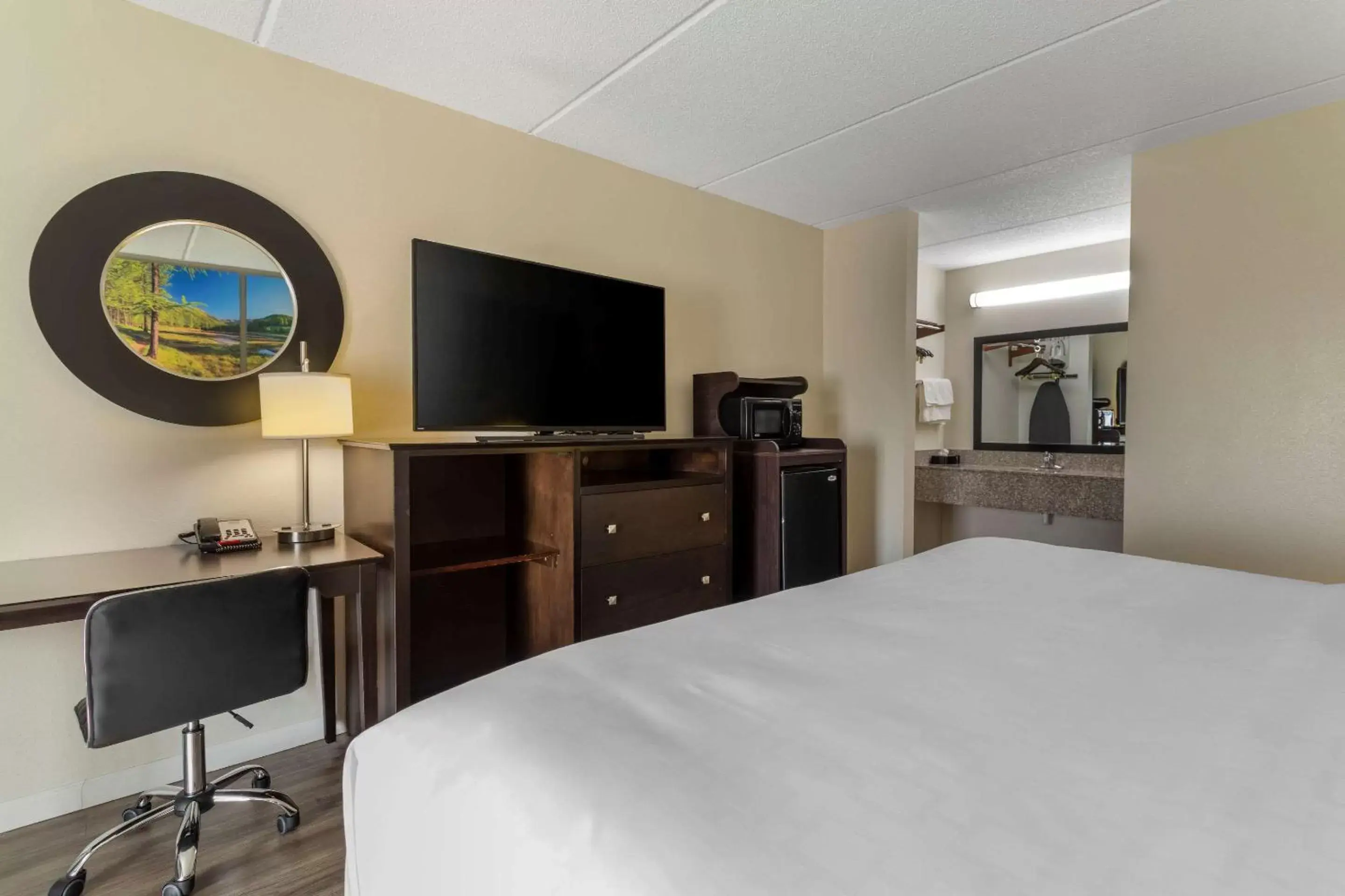 Bedroom, Bed in Clarion Pointe Kimball By Choice Hotels Bedroom, Bed in Clarion Pointe Kimball By Choice Hotels