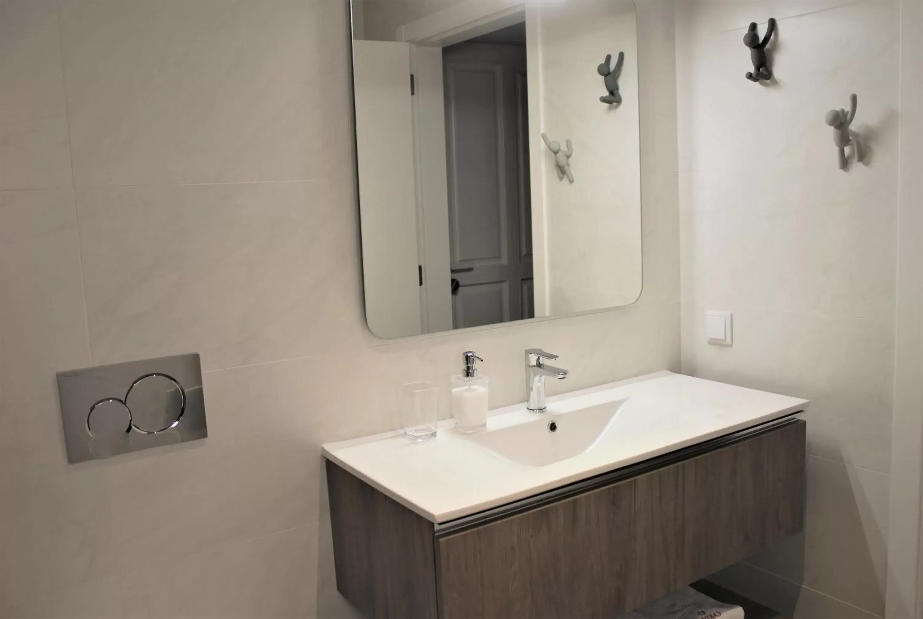 Toilet, Bathroom in Cardeal Suites & Apartments