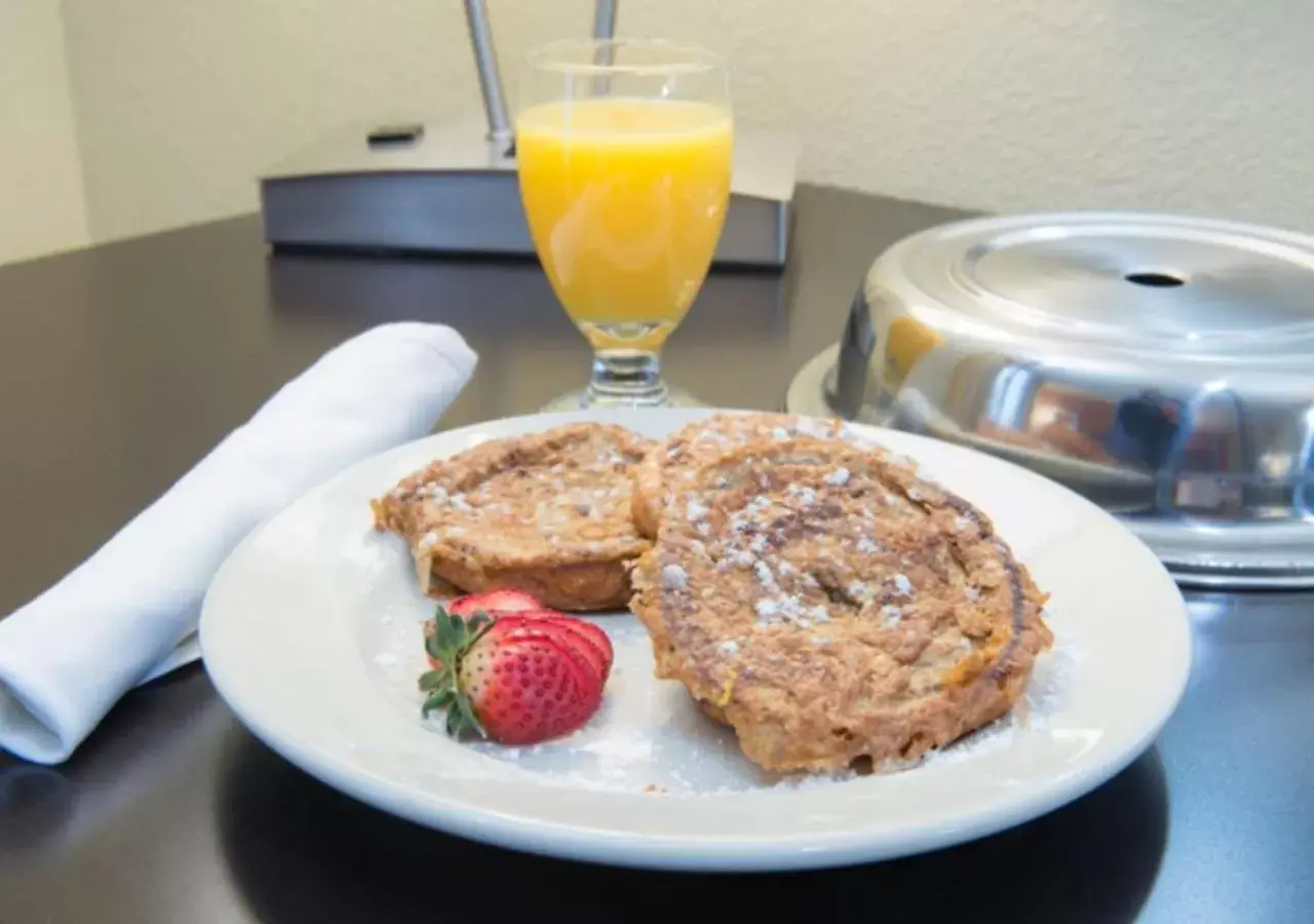 American breakfast in Holiday Inn Bismarck, an IHG Hotel
