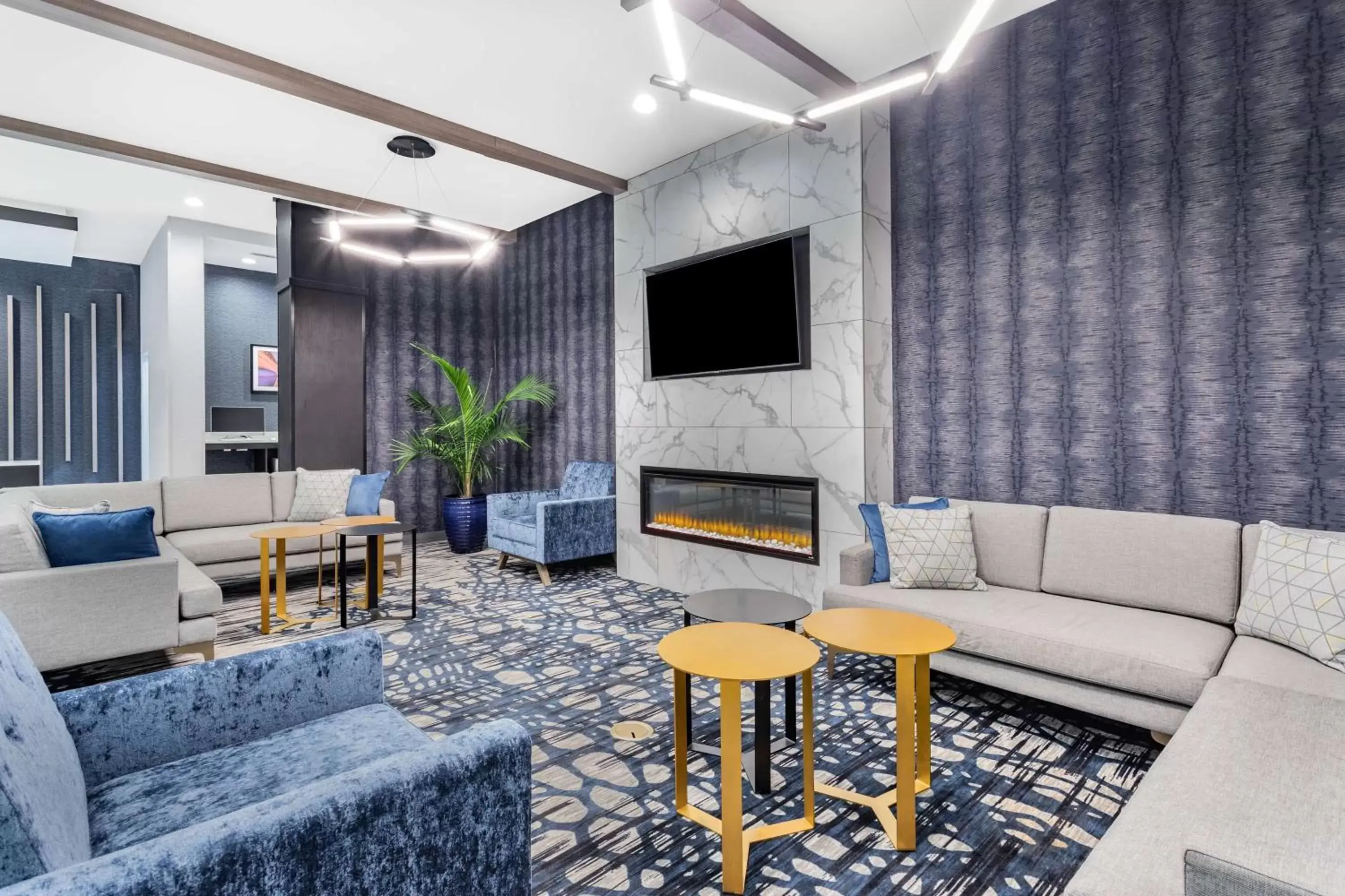 Lobby or reception, Seating Area in La Quinta Inn & Suites by Wyndham South Bend near Notre Dame