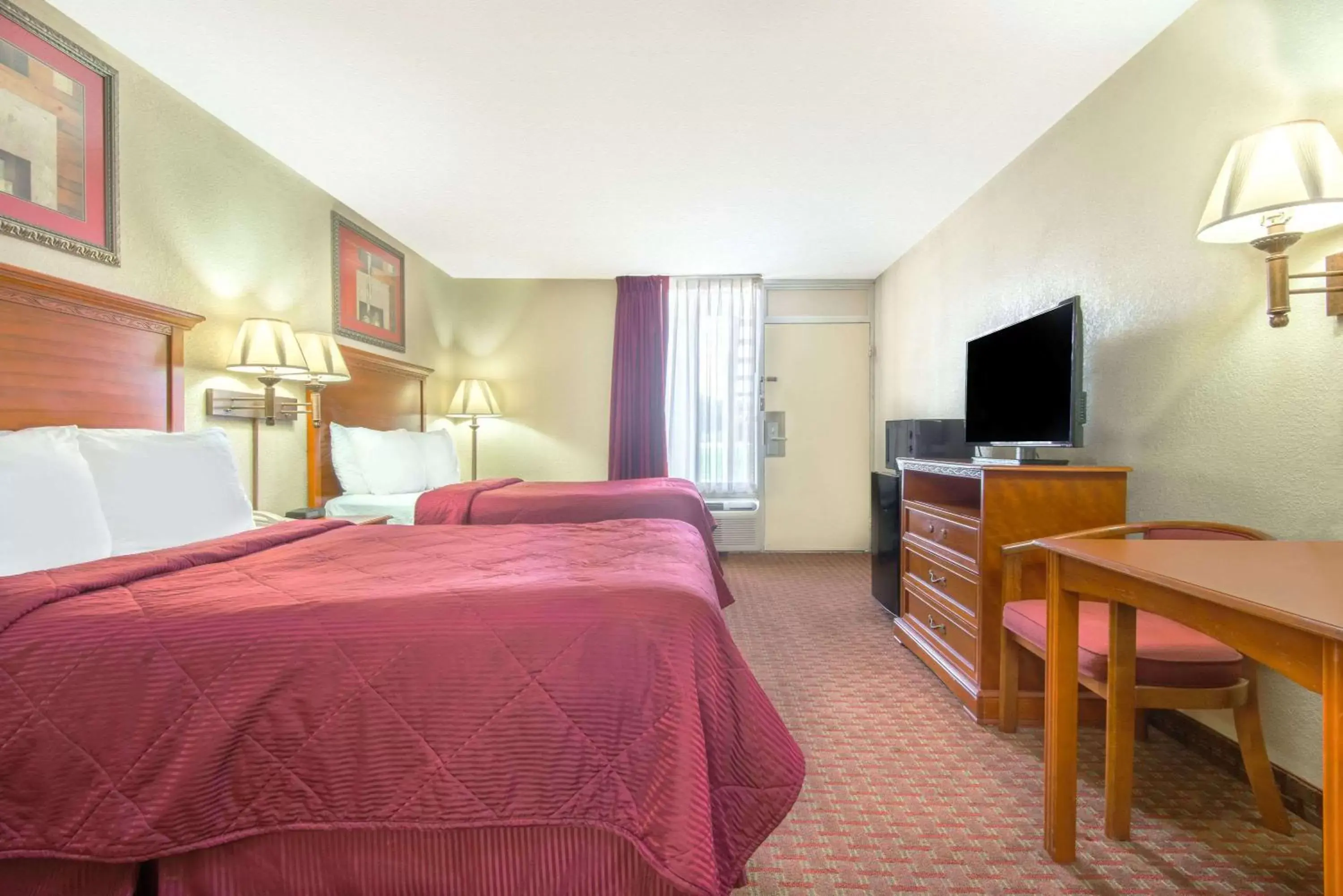 Photo of the whole room, Bed in Days Inn by Wyndham Shorter