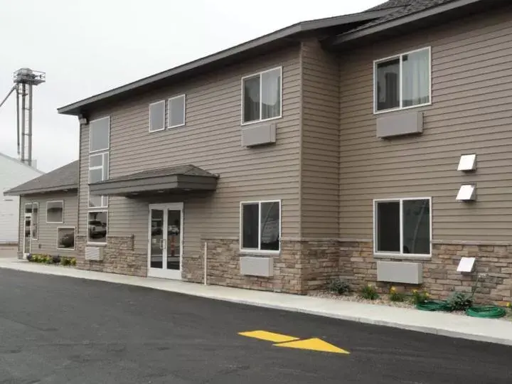 Property Building in Canby Inn and Suites