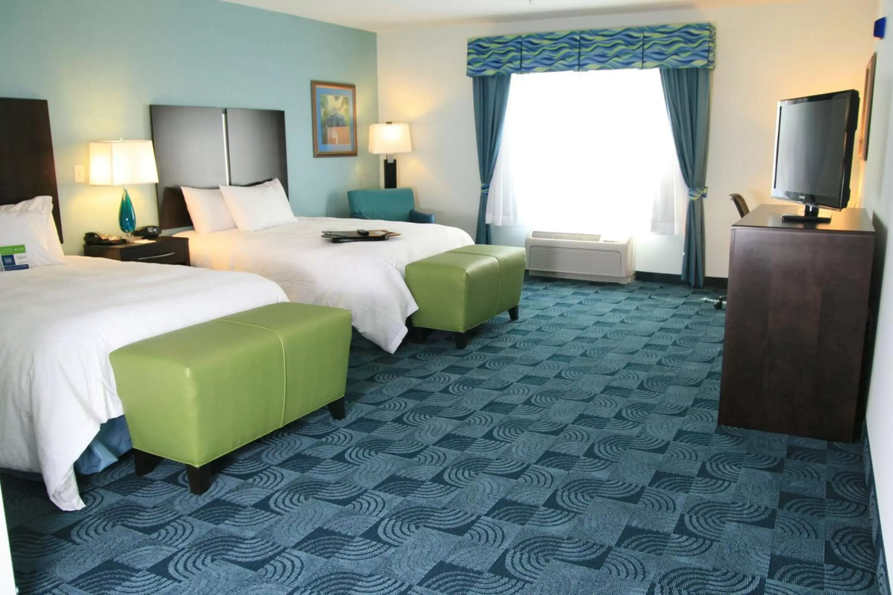 Bed in Hampton Inn and Suites Dallas/Lewisville-Vista Ridge Mall