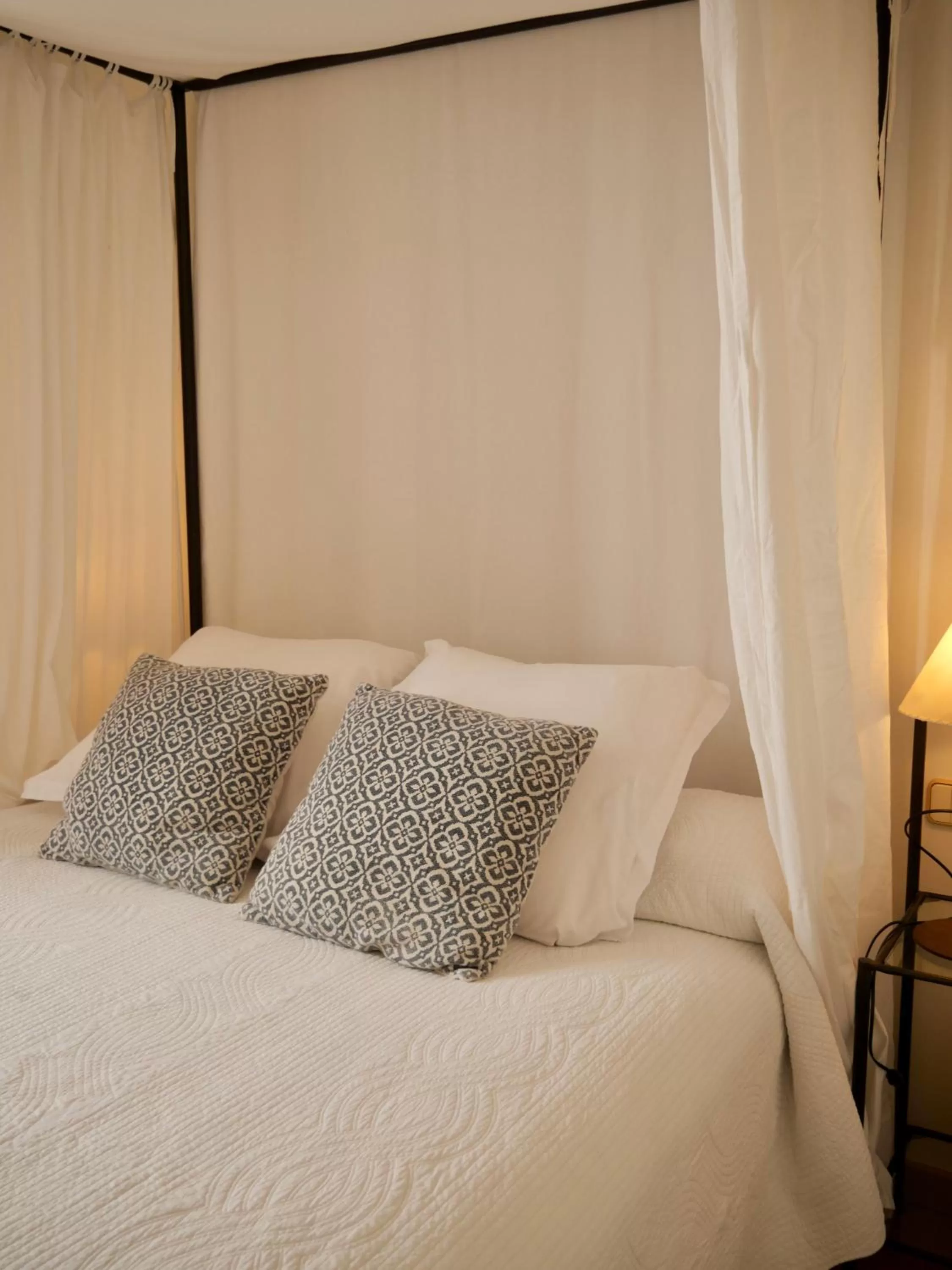 Bed in Hostal de la Plaça - Hotel Boutique