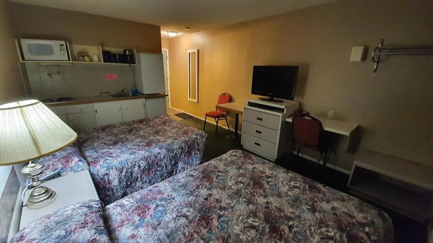 Bedroom, TV/Entertainment Center in Sundre Motor Inn