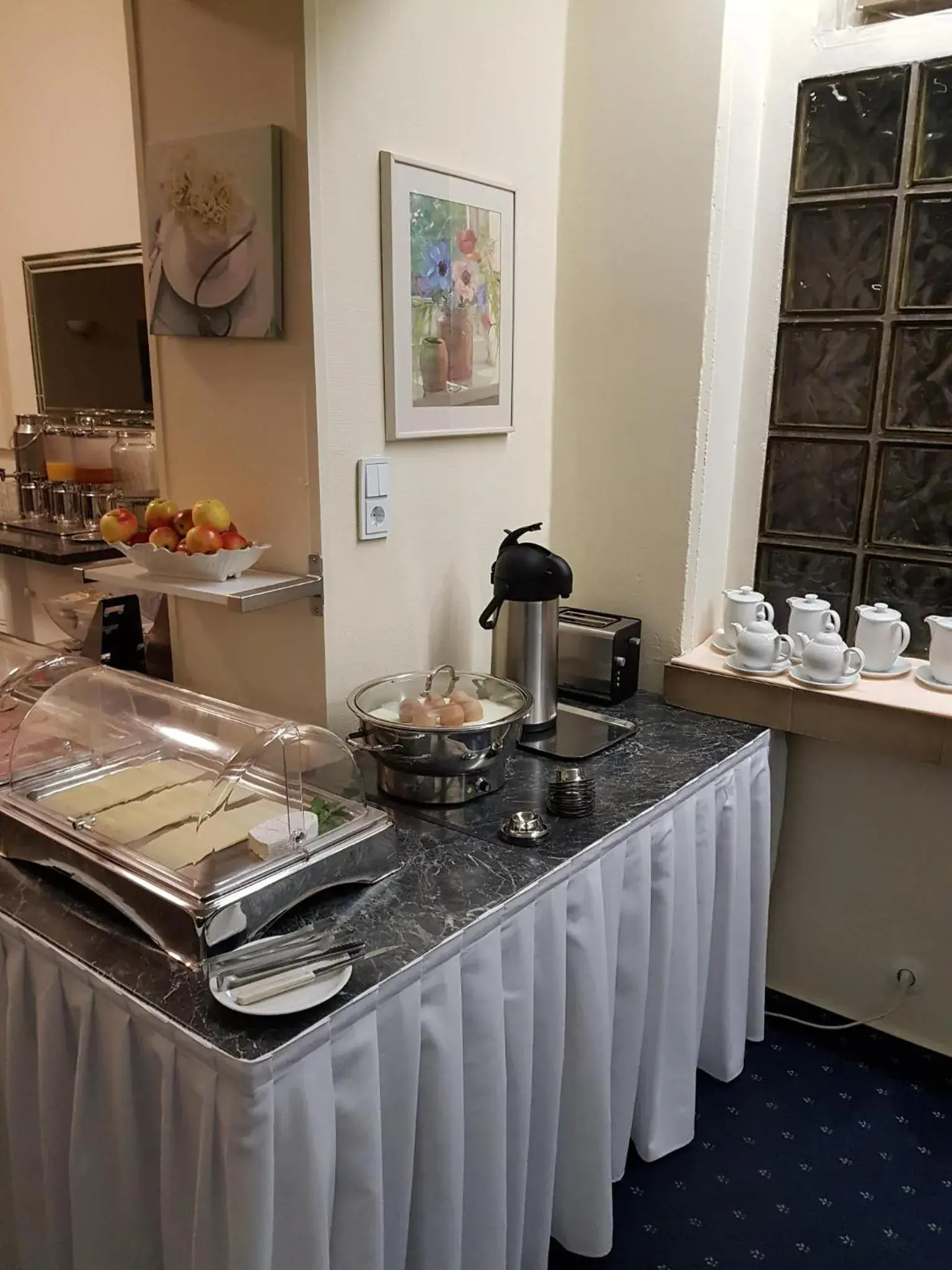 Breakfast, Kitchen/Kitchenette in Centrum Hotel Commerz am Bahnhof Altona