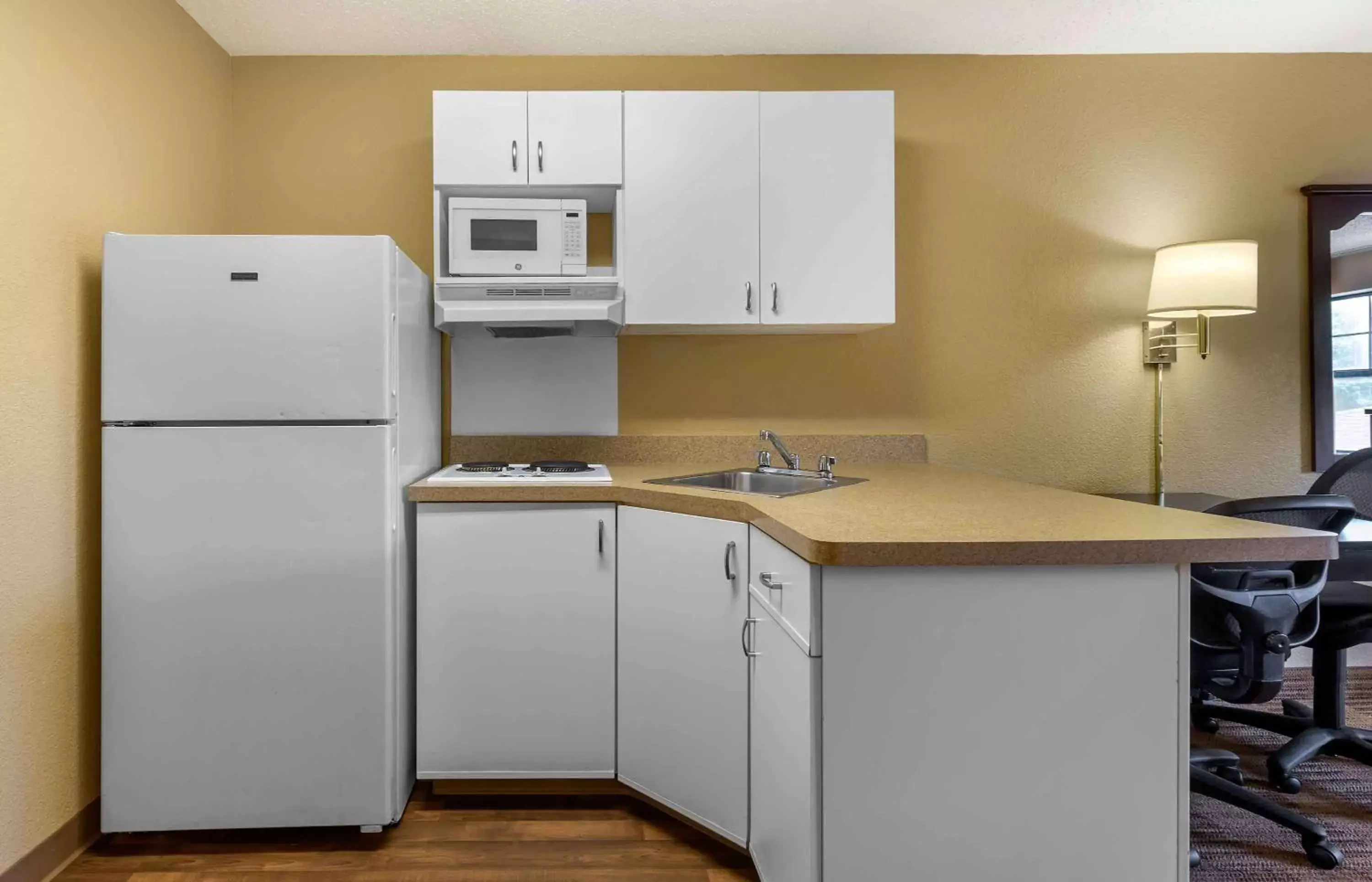 Bedroom, Kitchen/Kitchenette in Extended Stay America Suites - Baltimore - Timonium