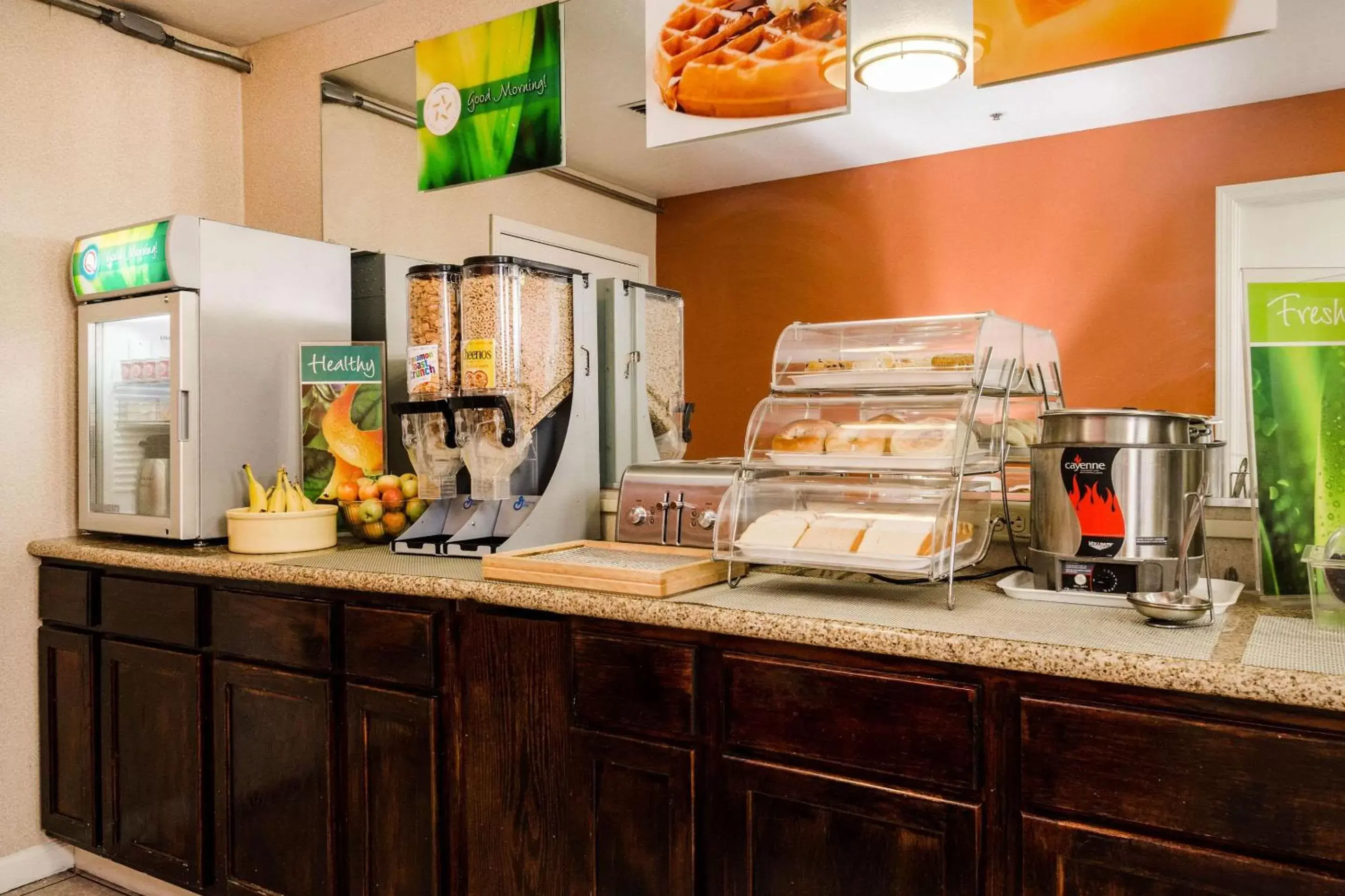 Restaurant/places to eat, Kitchen/Kitchenette in Quality Inn & Suites Lathrop