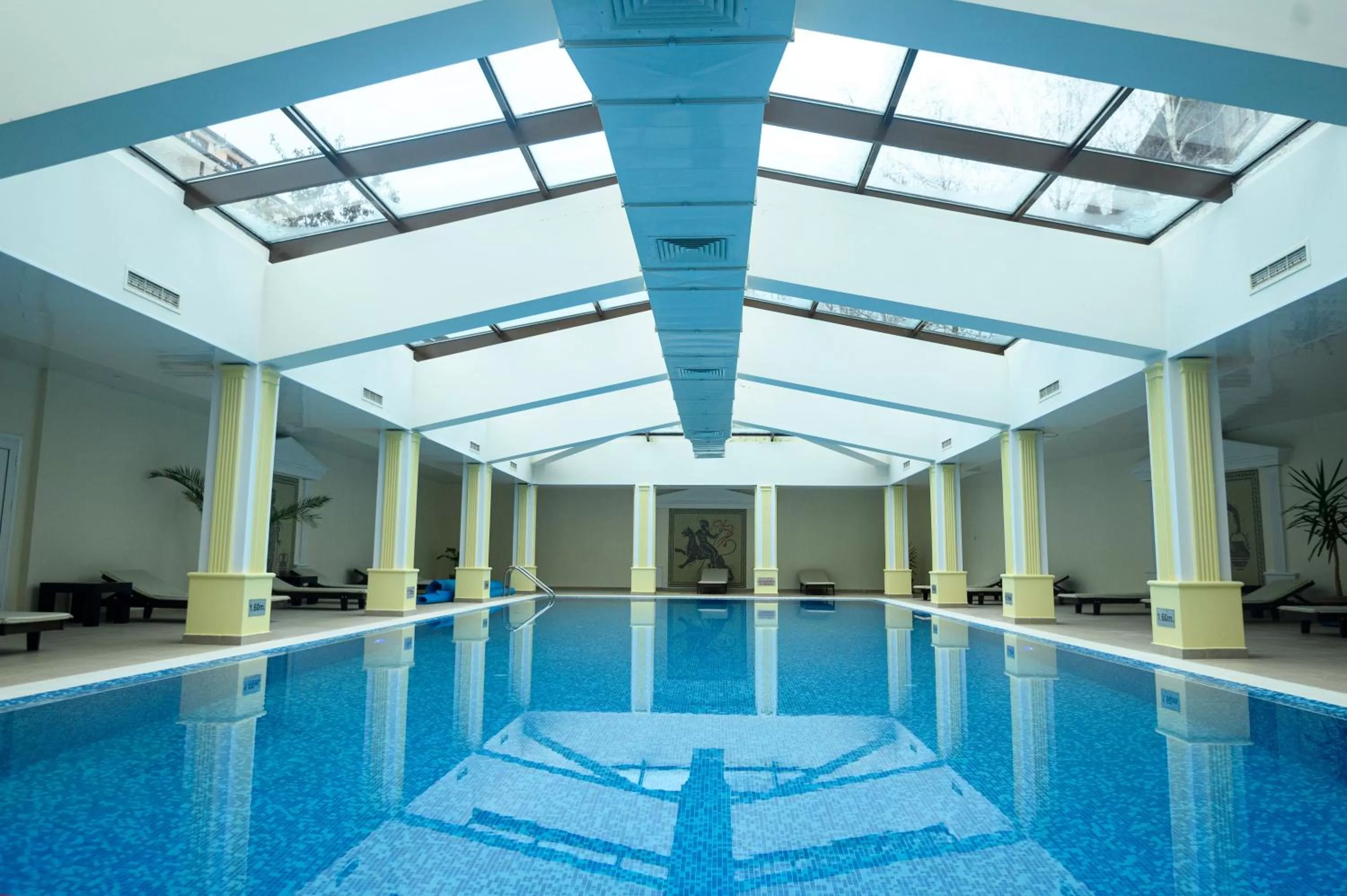 Swimming pool in Parklands Hotel & Pool