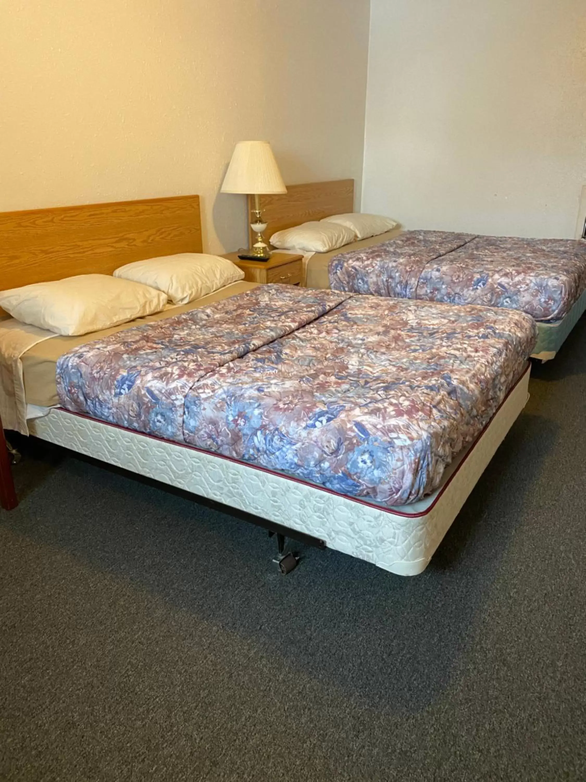 Bed in Hitching Post Motel