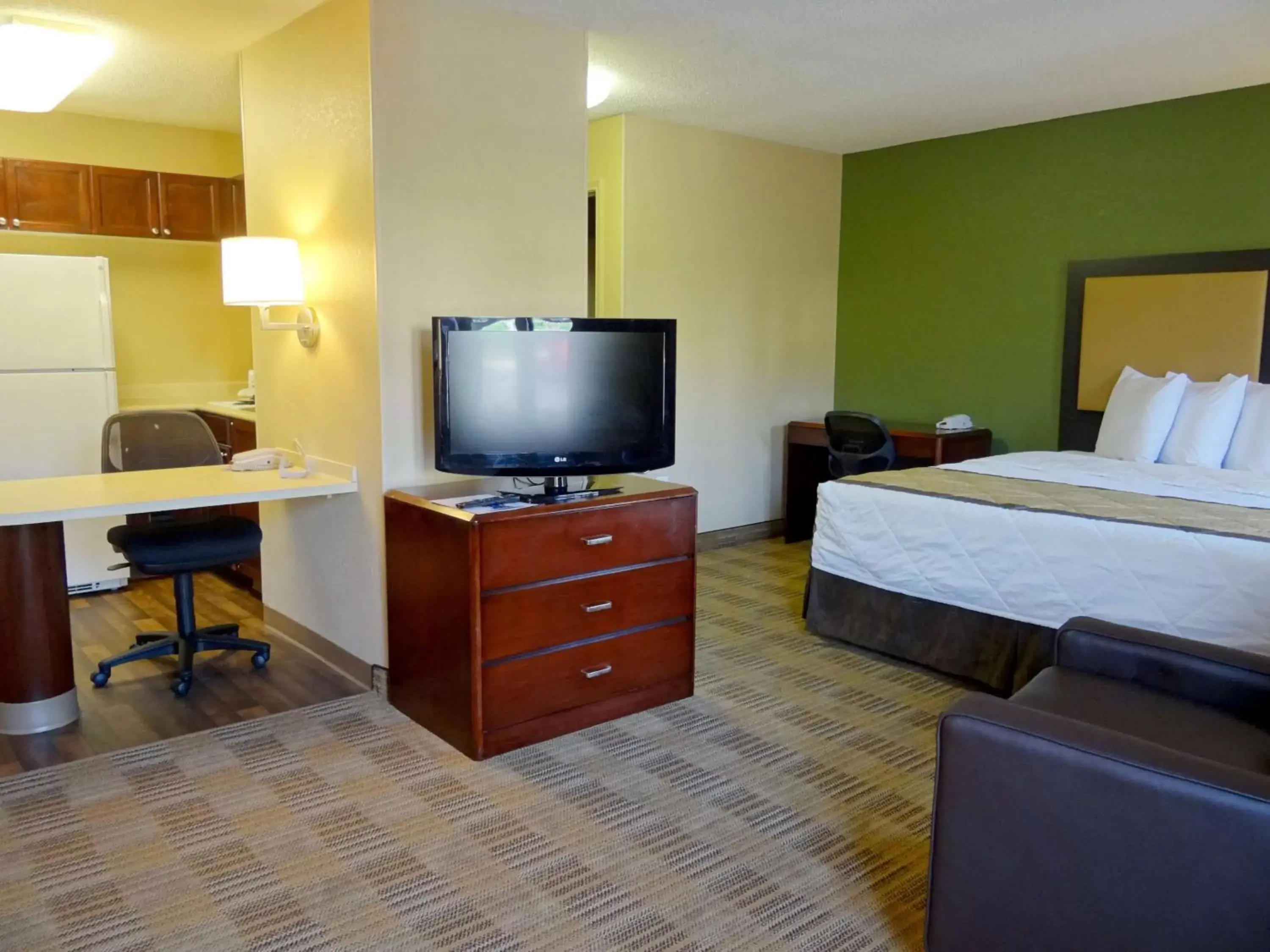 Bedroom, TV/Entertainment Center in Extended Stay America Suites - Jacksonville - Deerwood Park