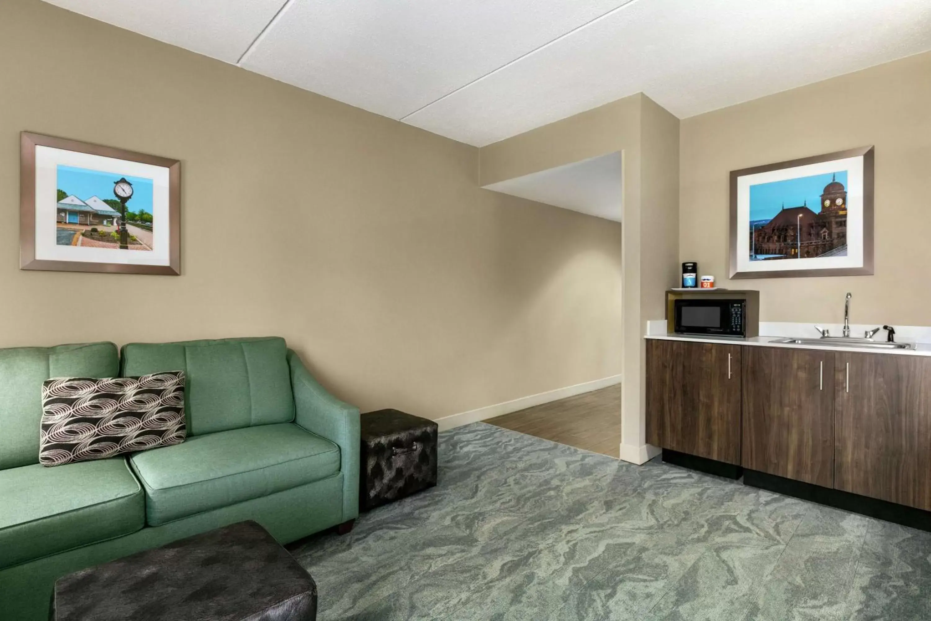 Bedroom, Seating Area in Hampton Inn Richmond/Ashland