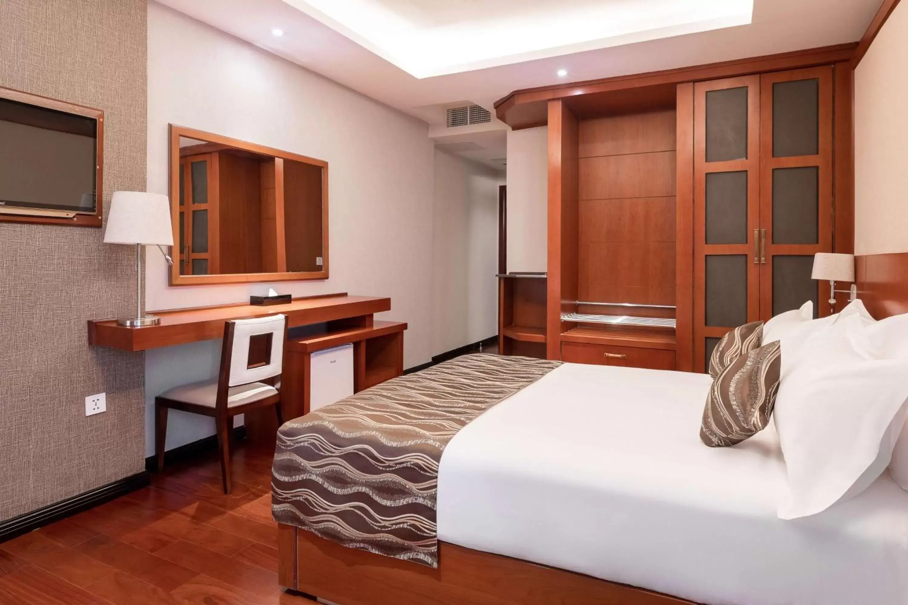 Bedroom, TV/Entertainment Center in Best Western Plus Pearl Addis