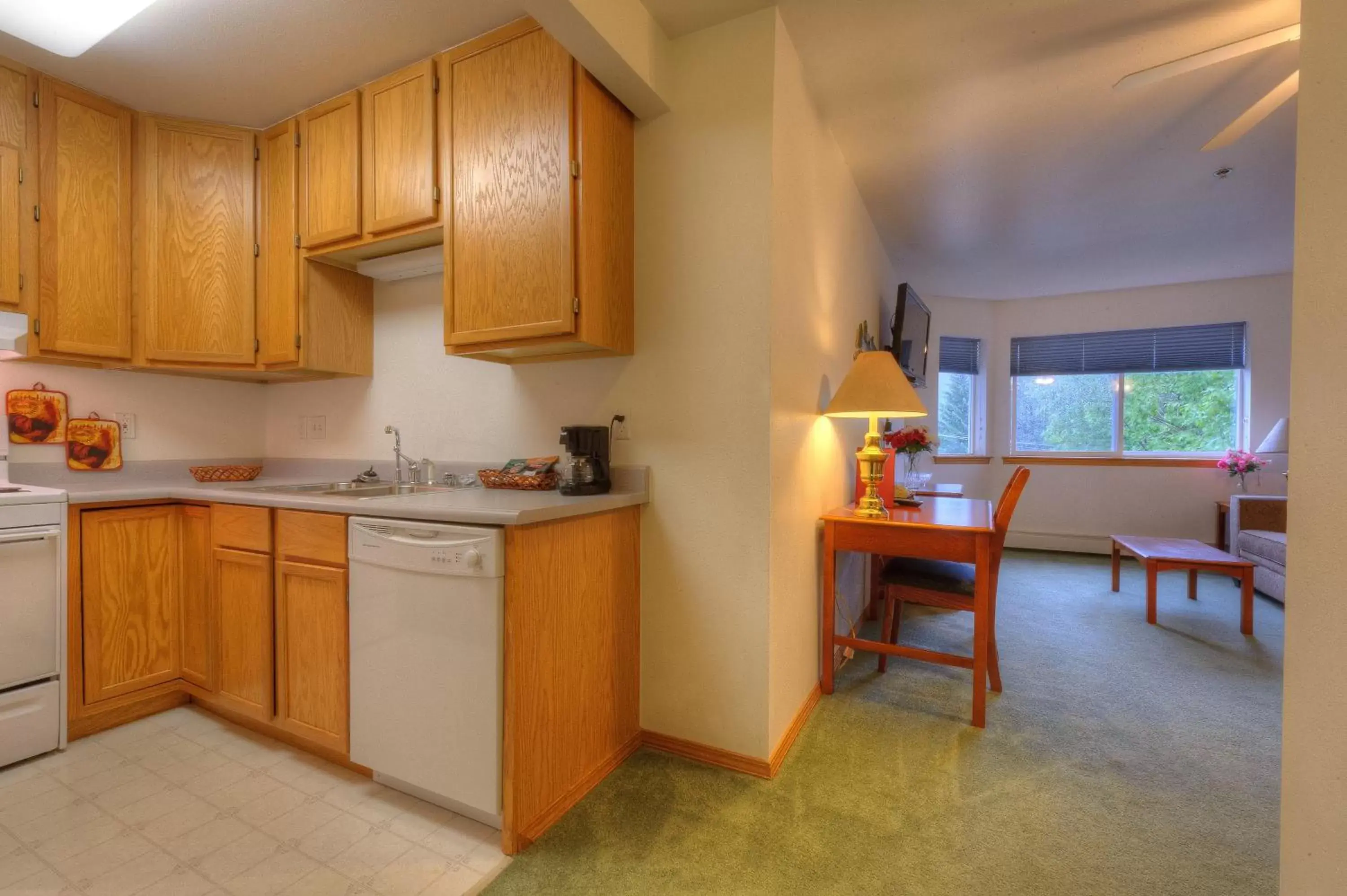 Area and facilities, Kitchen/Kitchenette in Frontier Suites Hotel in Juneau