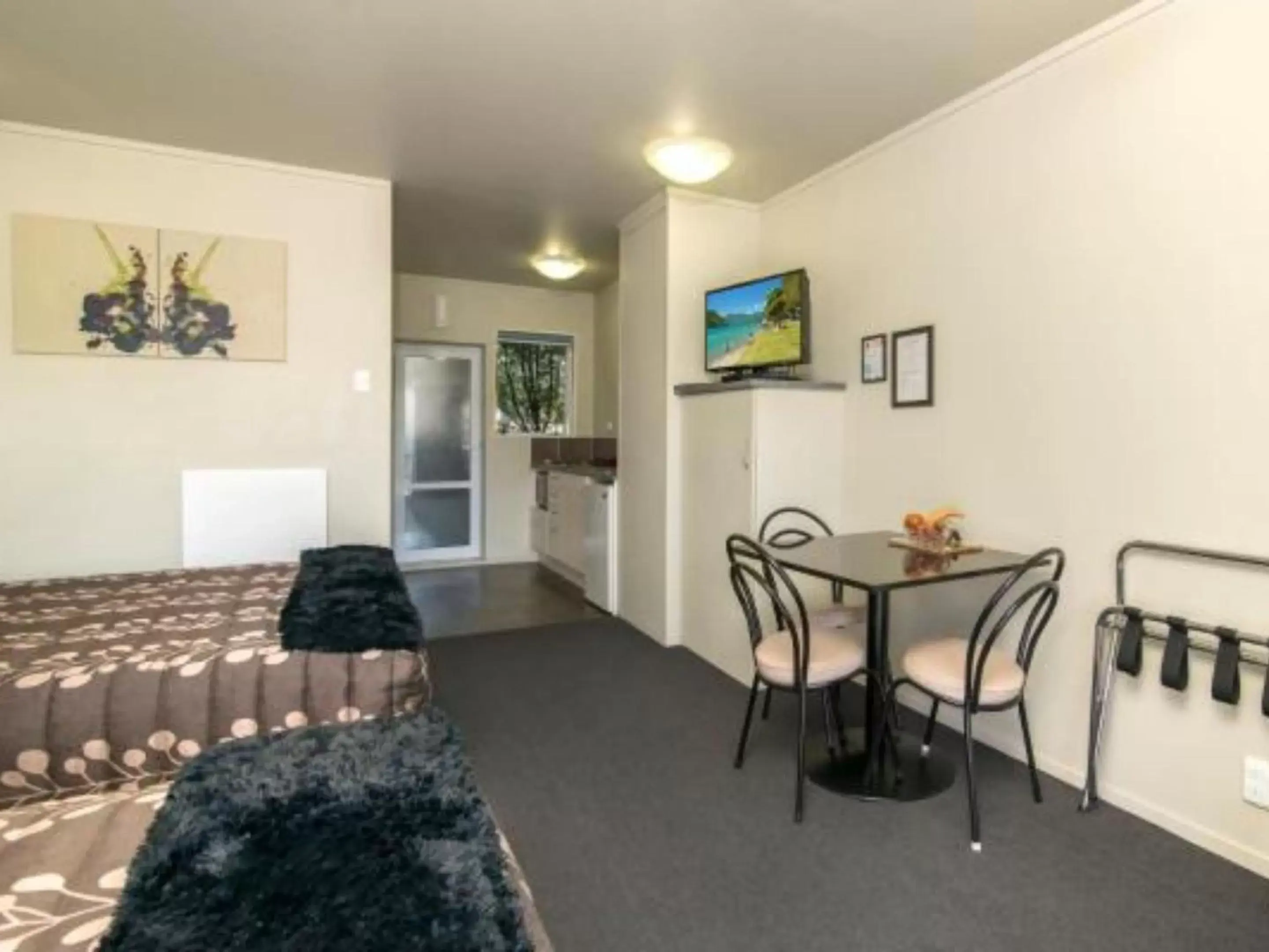 Bed, Seating Area in Aldan Lodge