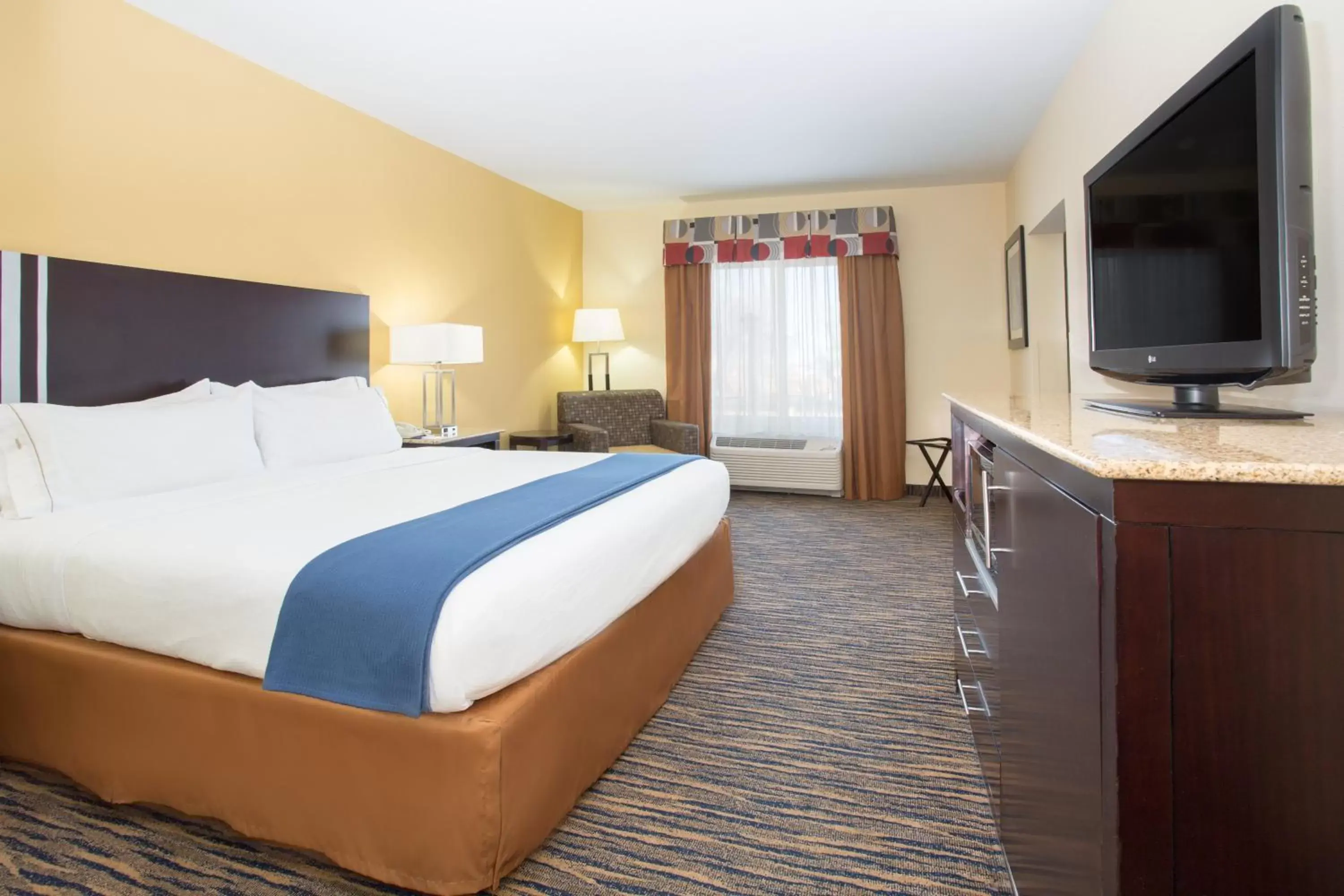 Bedroom, TV/Entertainment Center in Holiday Inn Express & Suites Denver North - Thornton, an IHG Hotel