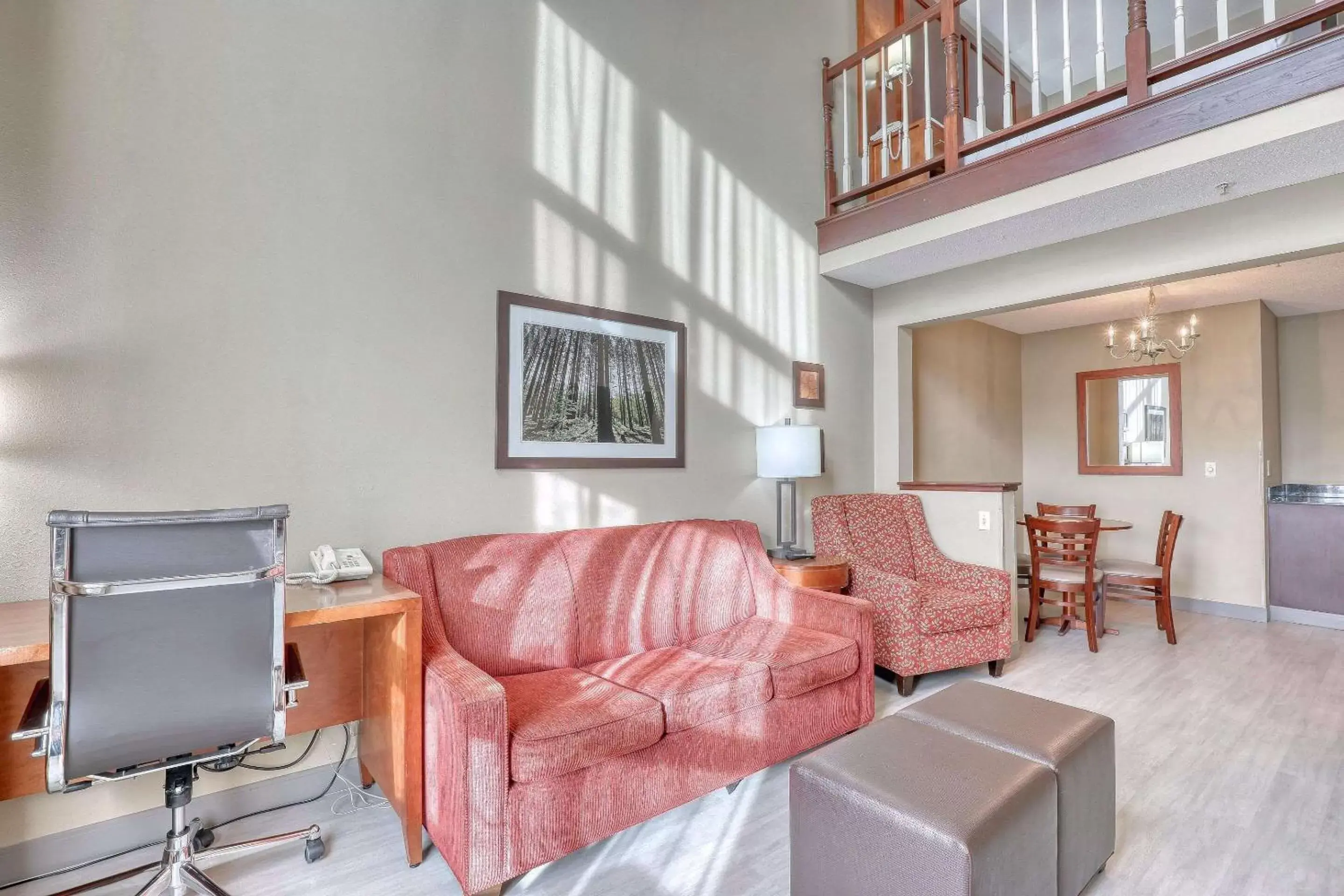 Bedroom, Seating Area in Comfort Suites Madison West