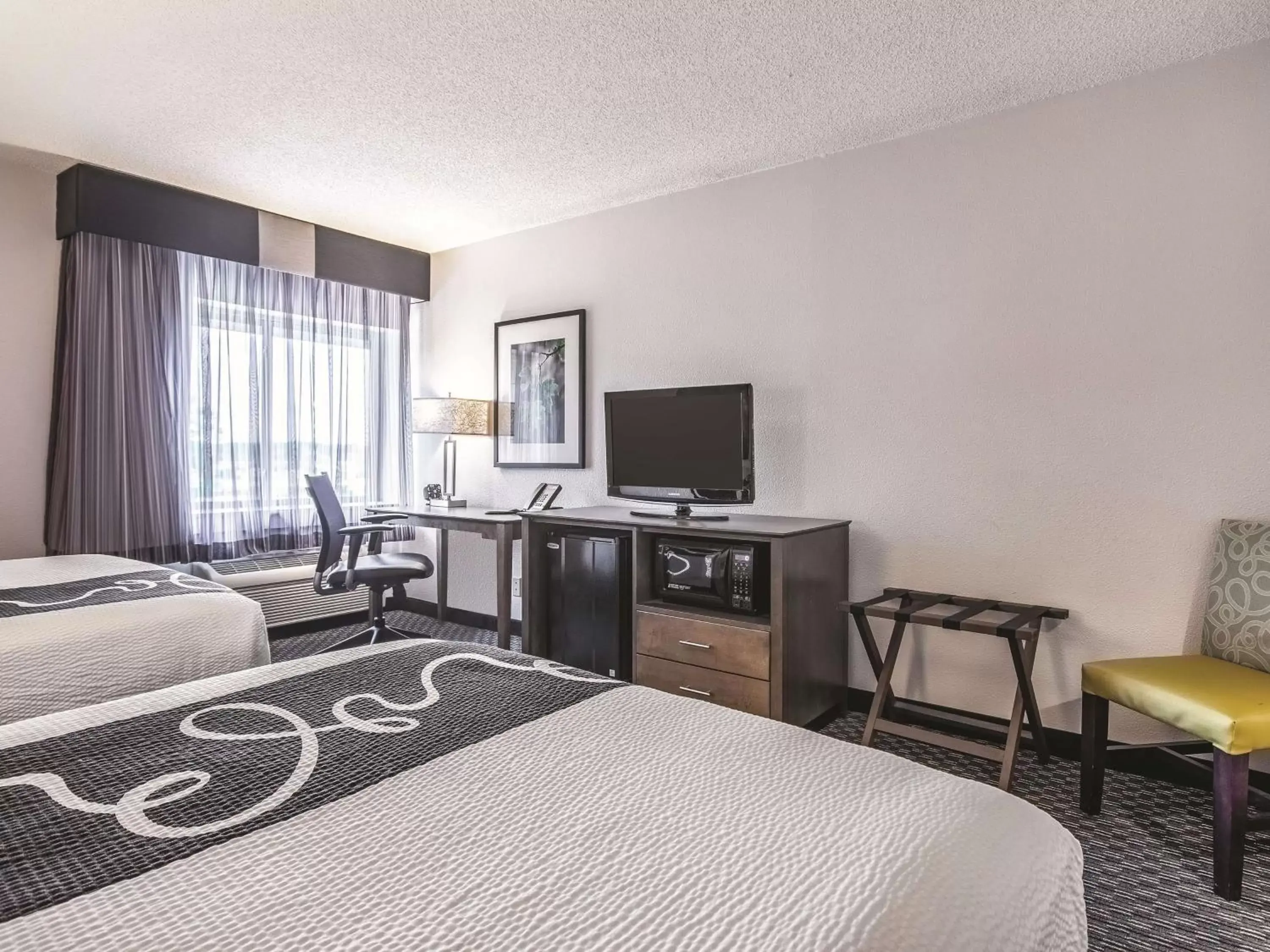 Photo of the whole room, Bed in La Quinta by Wyndham Hartford Bradley Airport