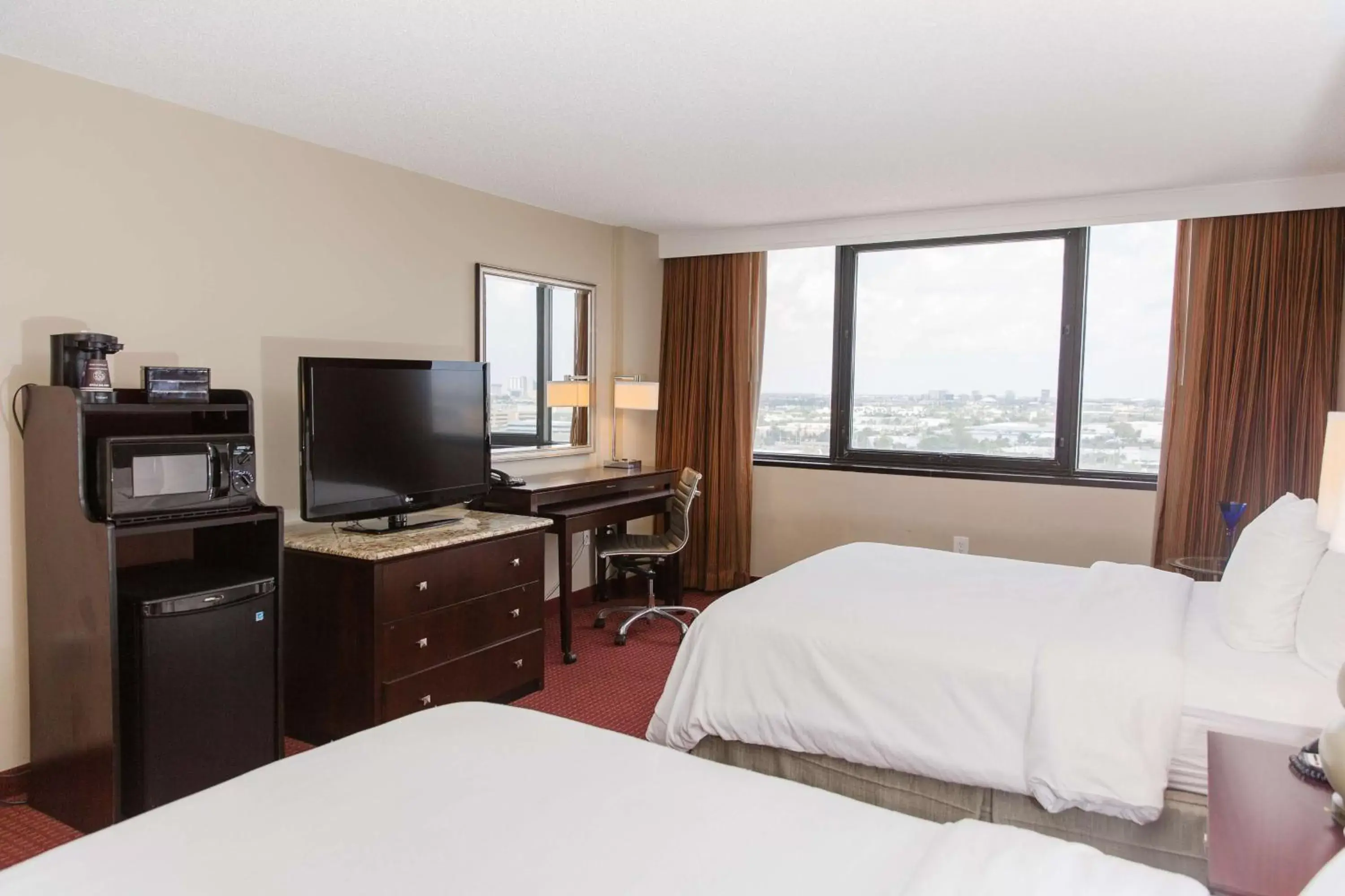 Bedroom, TV/Entertainment Center in Embassy Suites by Hilton West Palm Beach Central