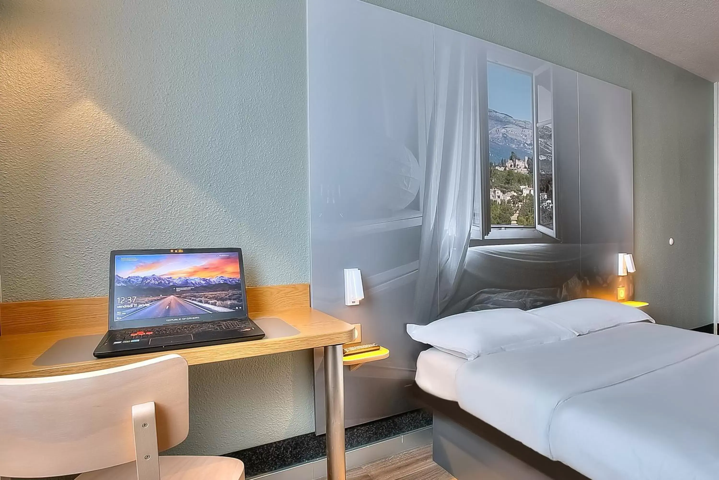Bedroom, TV/Entertainment Center in B&B HOTEL Antibes Sophia Antipolis