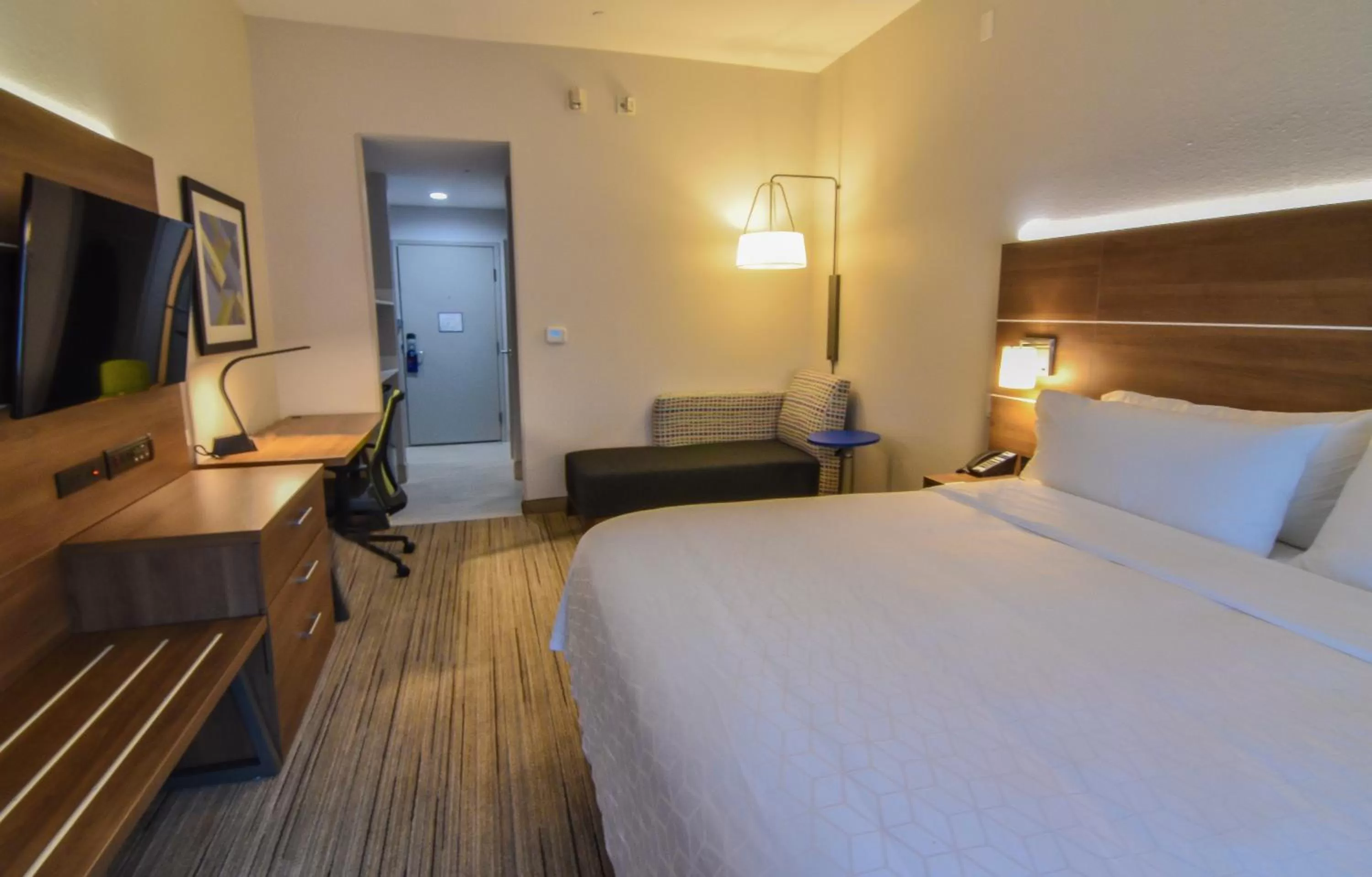 Photo of the whole room, Bed in Holiday Inn Express & Suites - Indianapolis Northwest by IHG