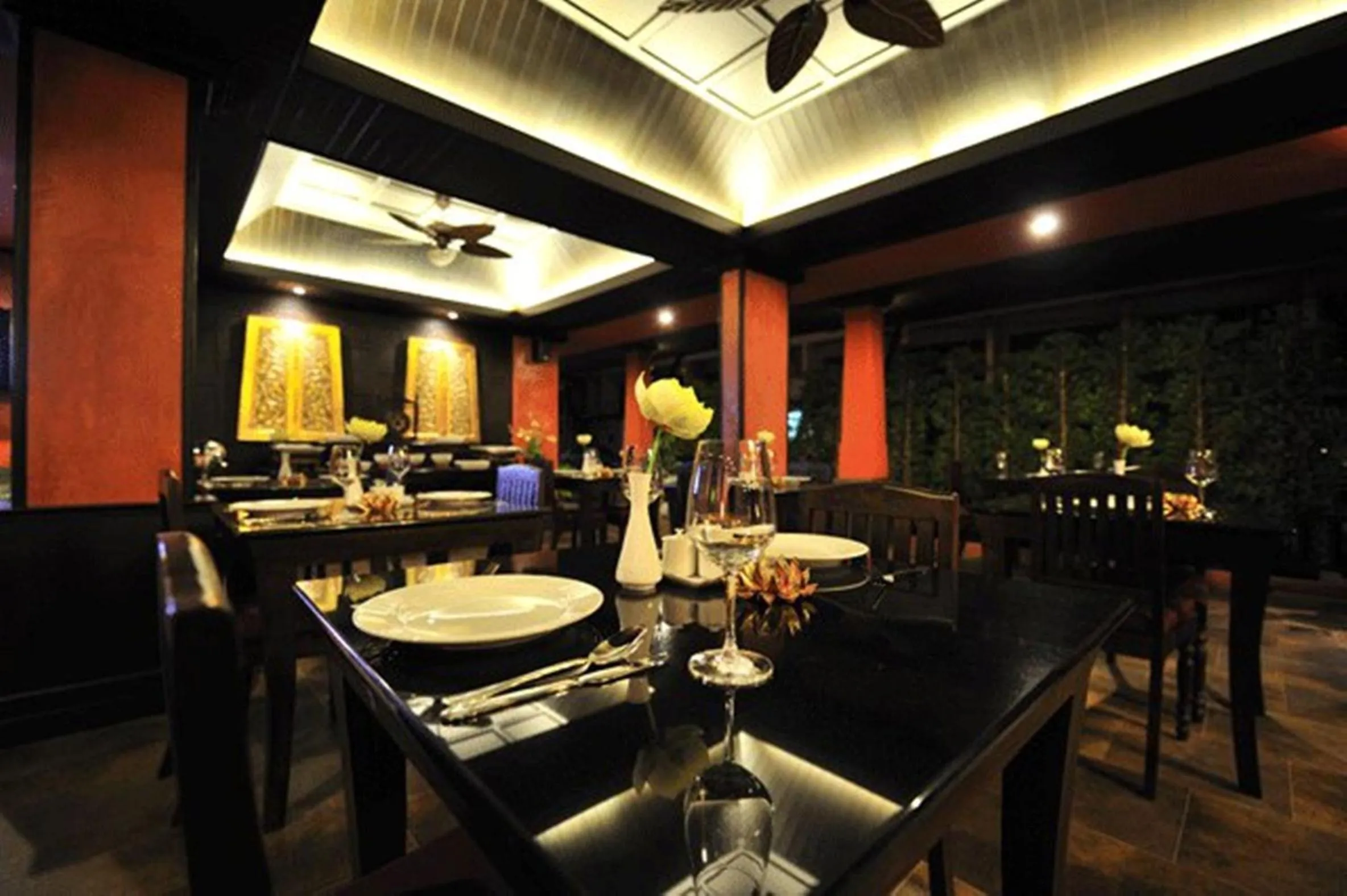 Restaurant/places to eat in Siralanna Hotel