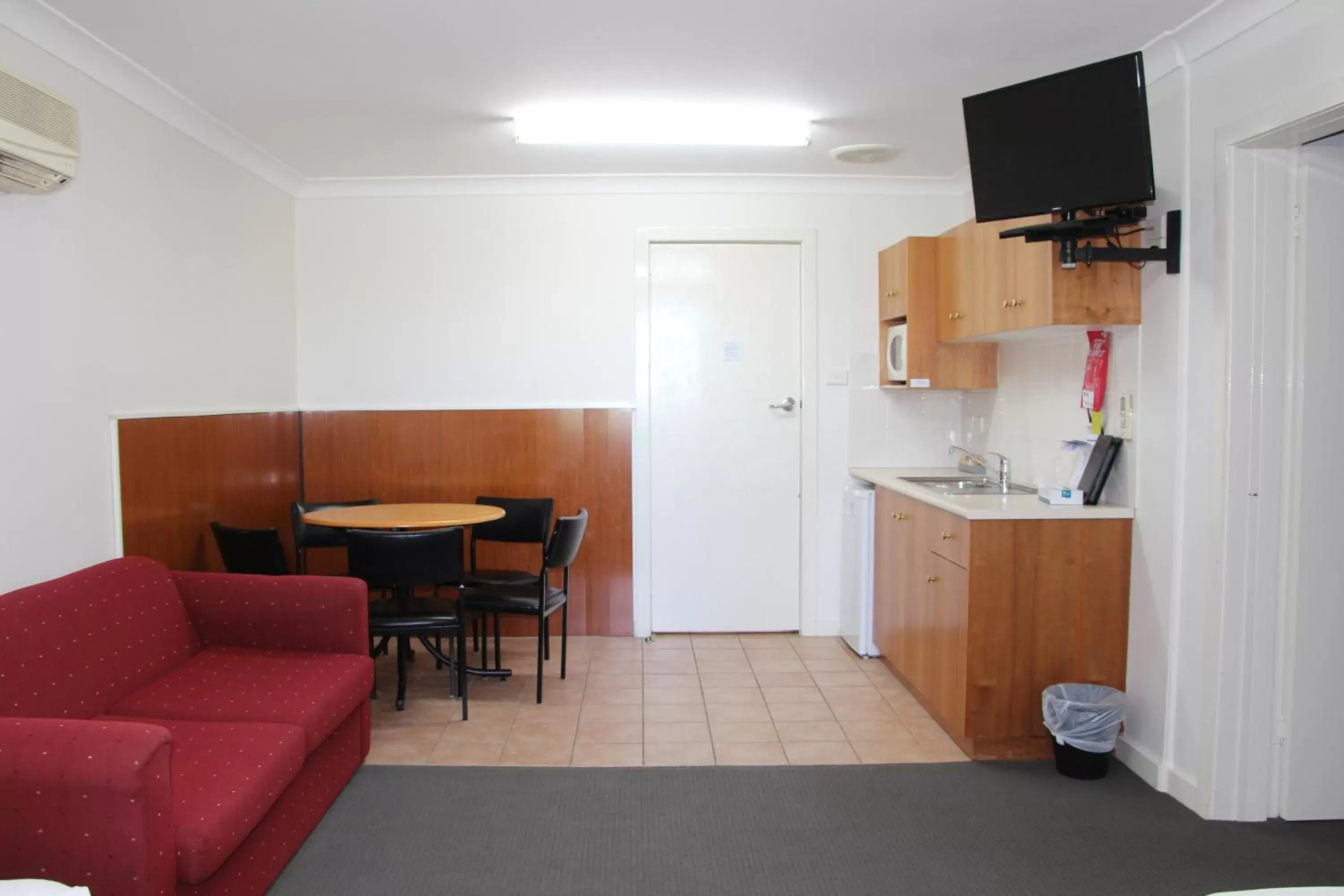 Kitchen or kitchenette, Kitchen/Kitchenette in The Pioneer Way Motel