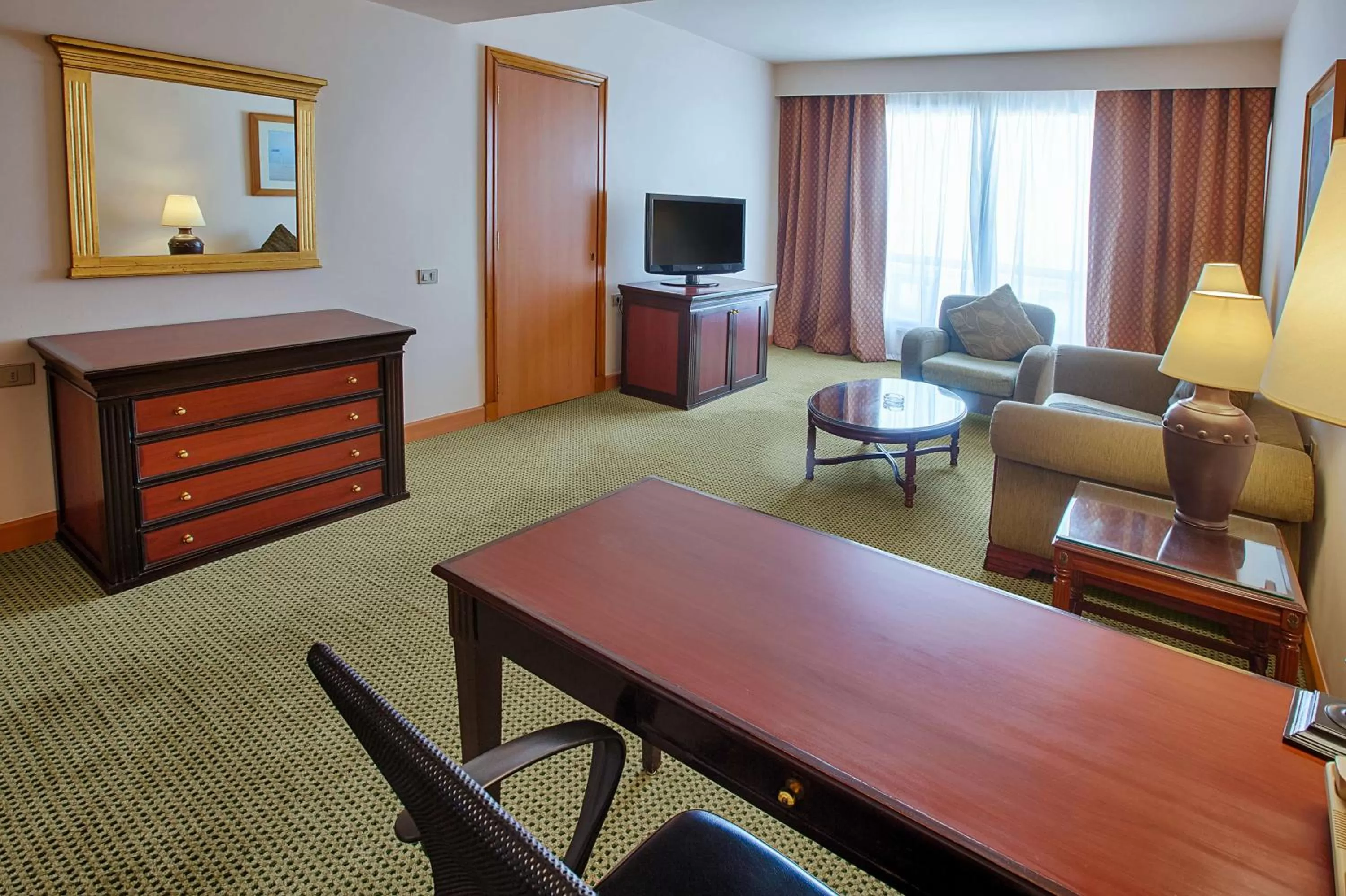 Living room in Hilton Alexandria Green Plaza