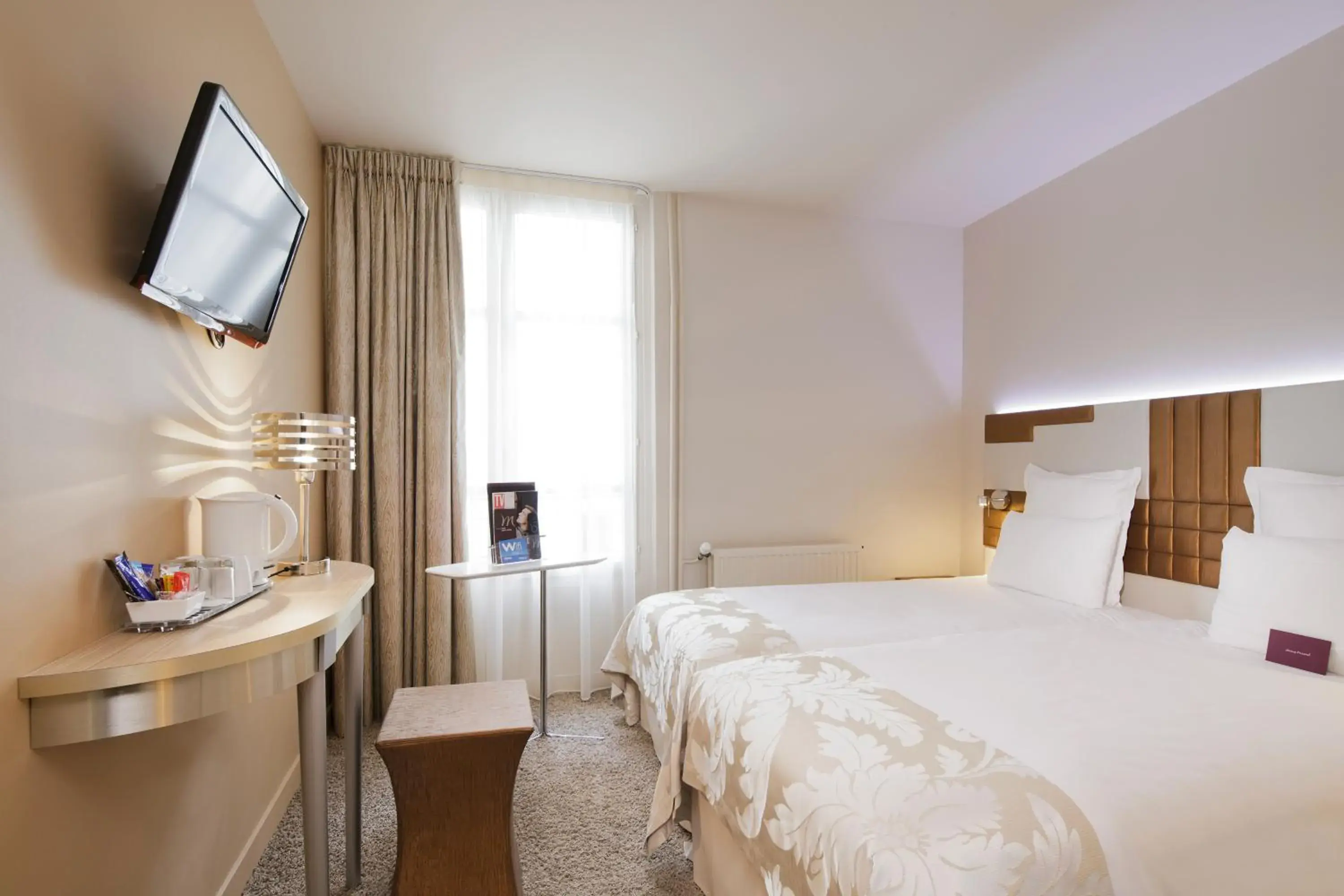 Bed in Hotel Mercure Paris Opera Faubourg Montmartre