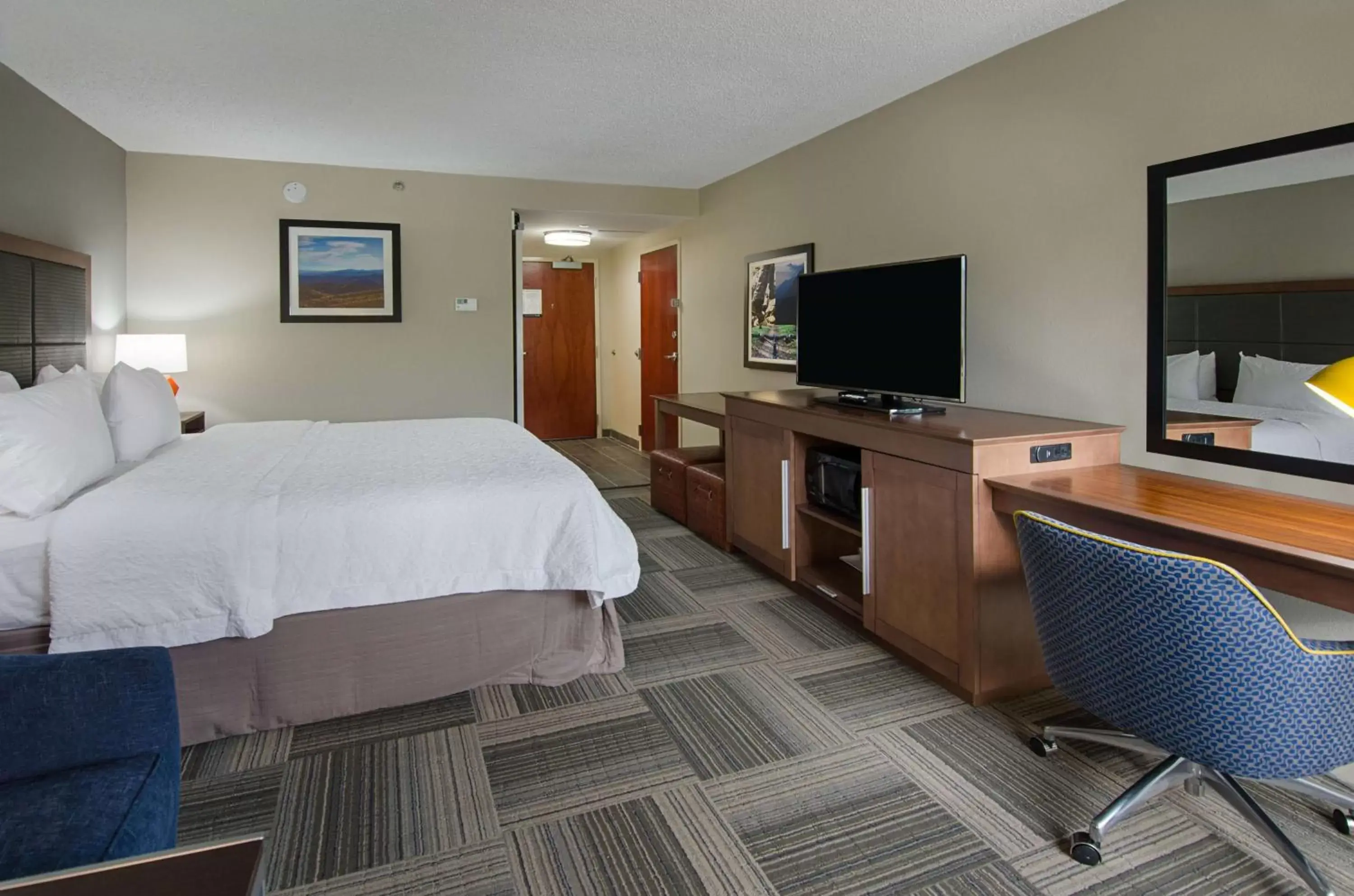 Bedroom in Hampton Inn By Hilton Covington VA