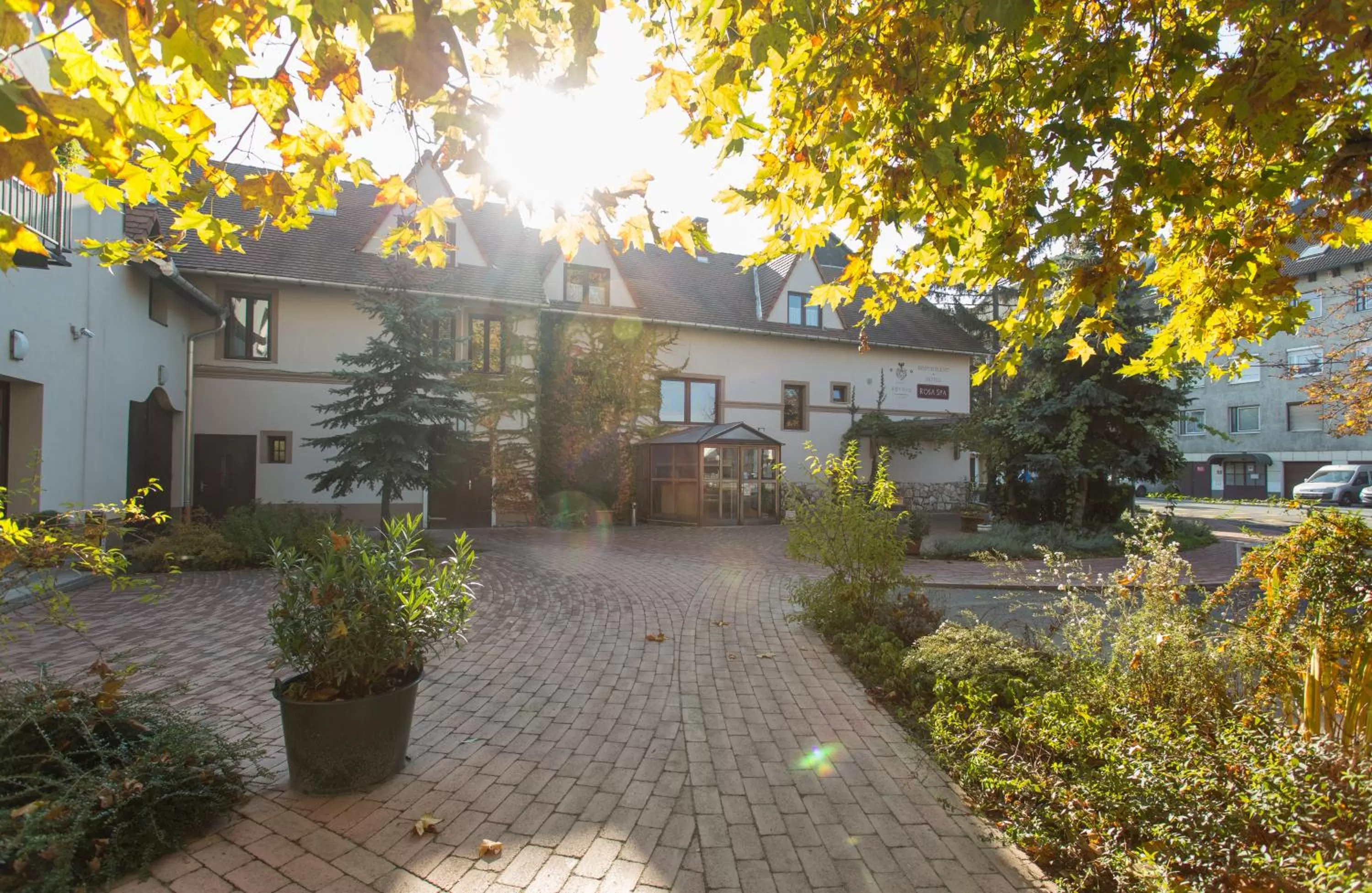 Property building in Révész Hotel, Restaurant and Rosa Spa
