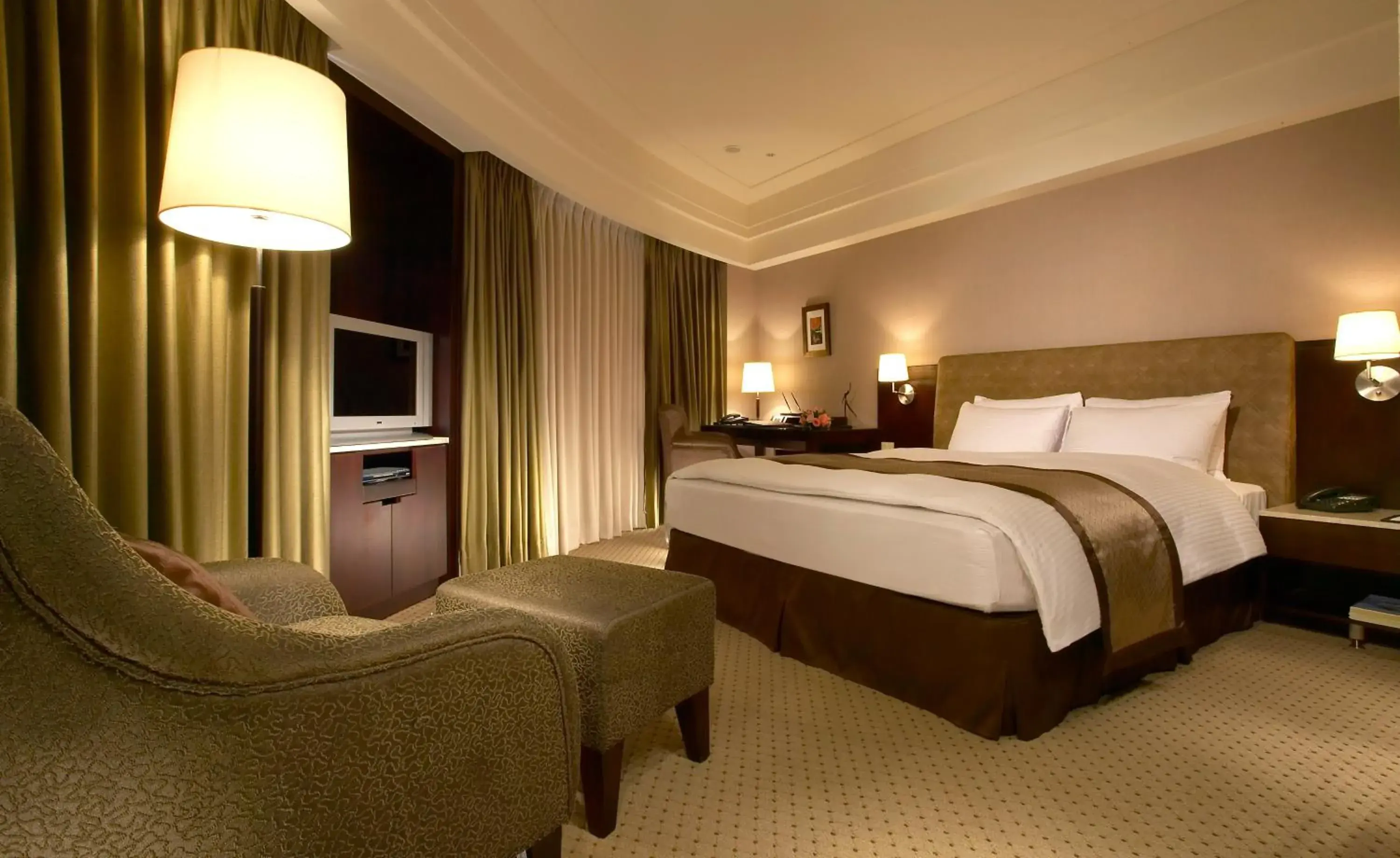 Bed in Grand Forward Hotel