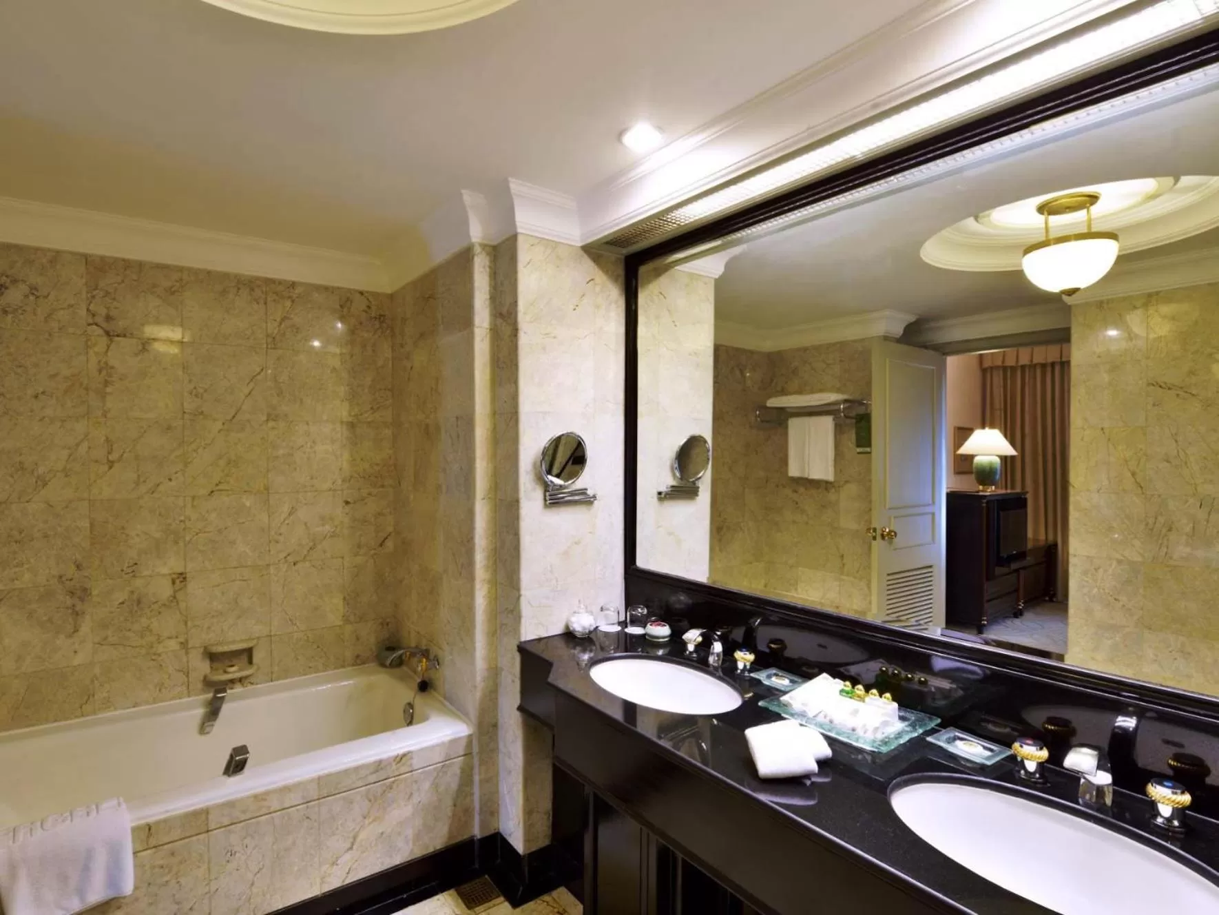 Bathroom in Evergreen Laurel Hotel Bangkok