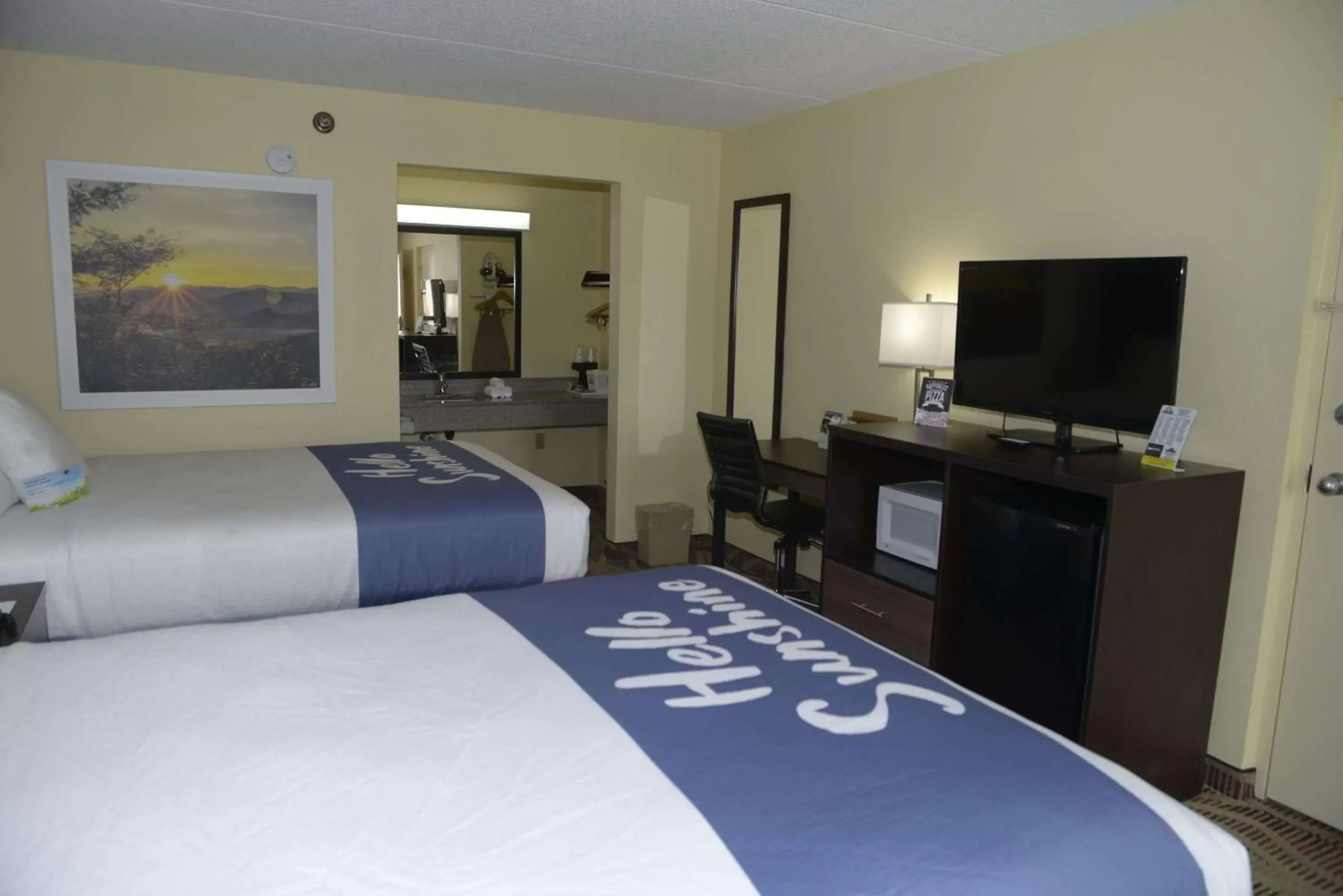 Photo of the whole room, Bed in Days Inn by Wyndham Kodak/Sevierville Intrstate SmokeyMntns Photo of the whole room, Bed in Days Inn by Wyndham Kodak/Sevierville Intrstate SmokeyMntns