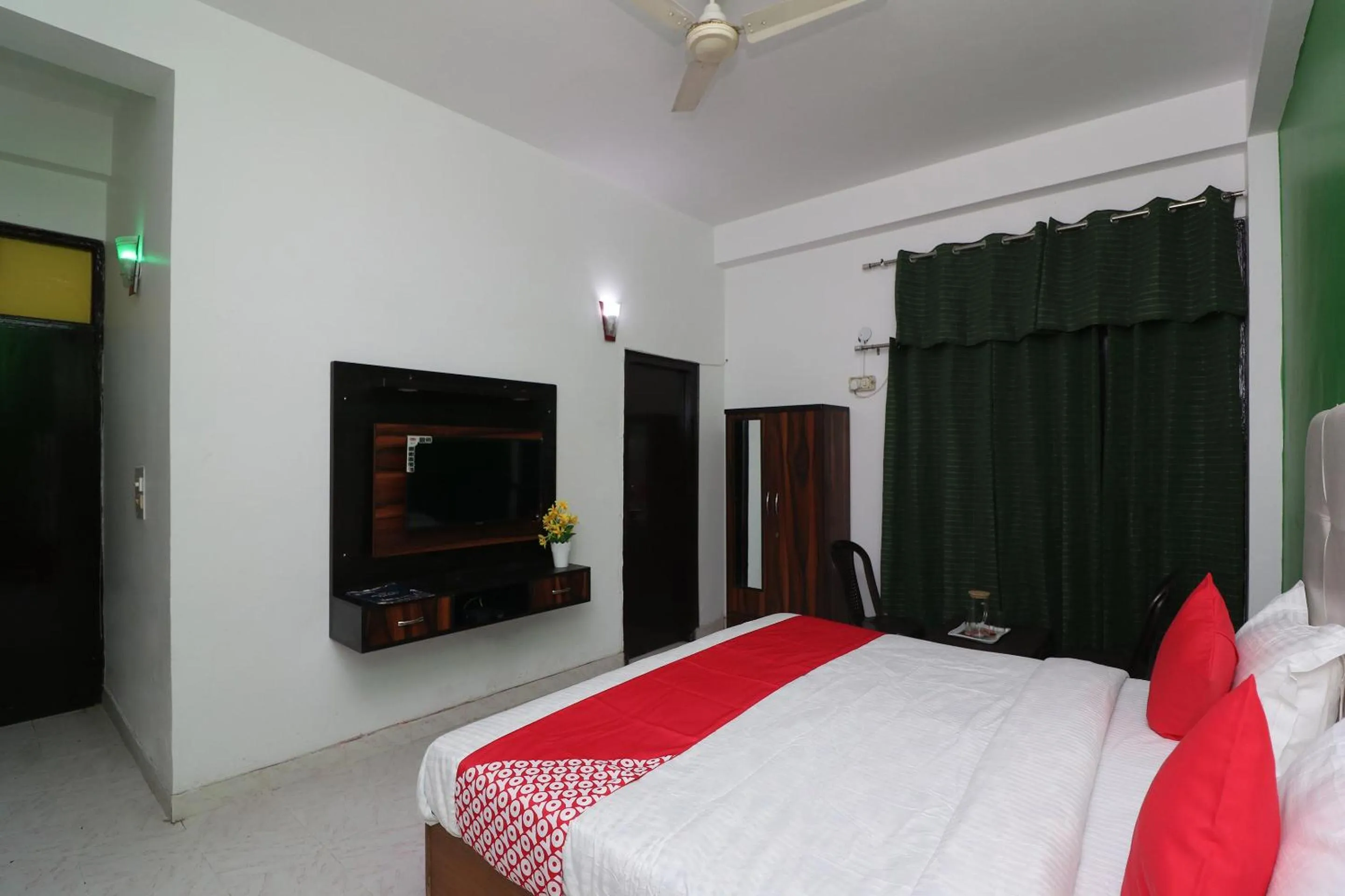 Bedroom in OYO Ooak Hotel