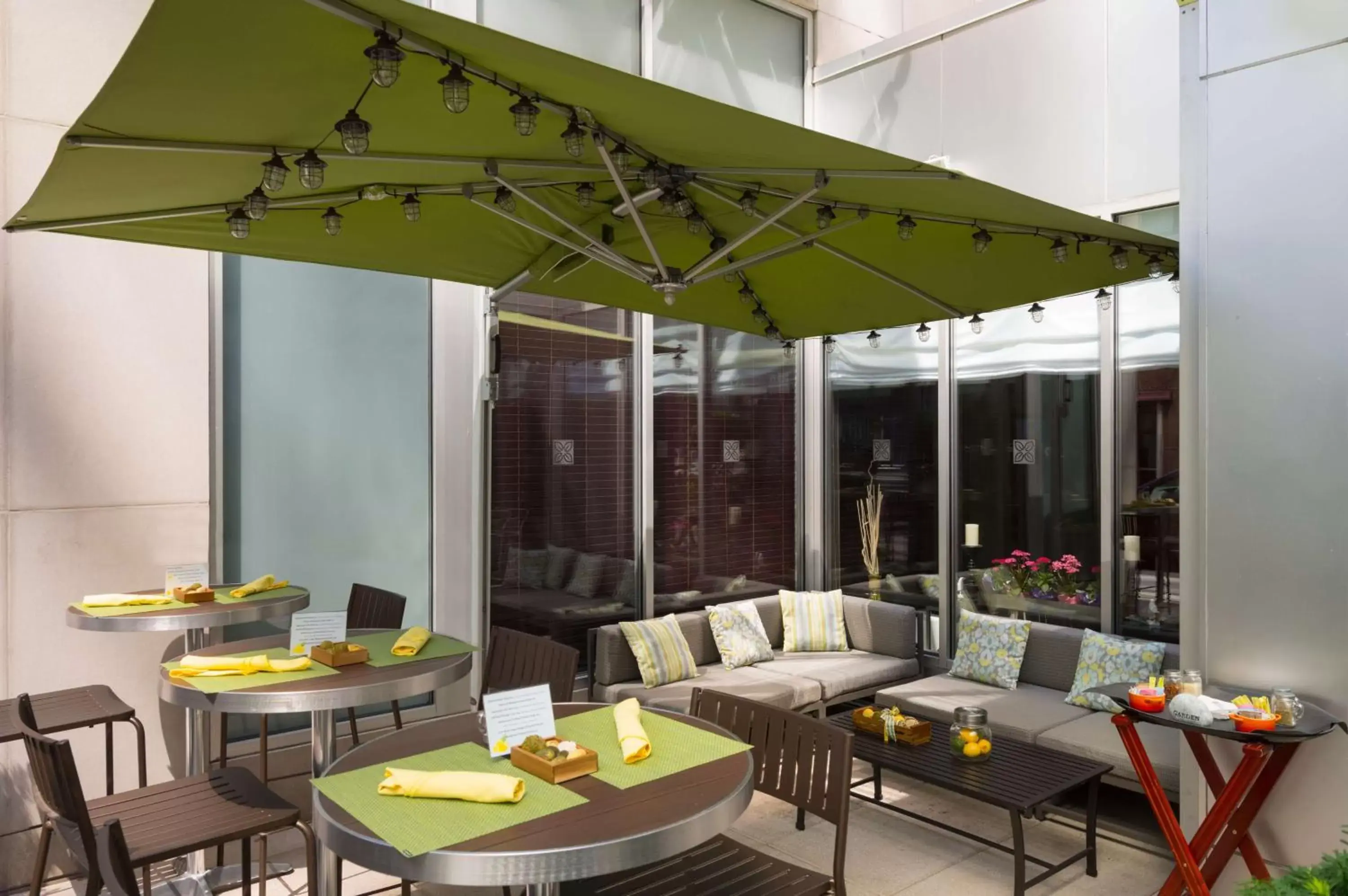 Patio, Restaurant/Places to Eat in Hilton Garden Inn New York Manhattan Midtown East