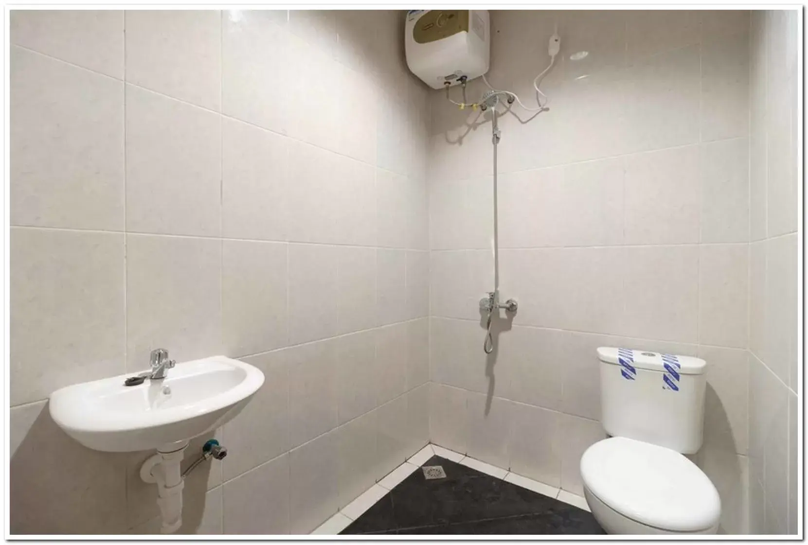 Bathroom in KoolKost At Karang Tengah Tangerang Bathroom in KoolKost At Karang Tengah Tangerang