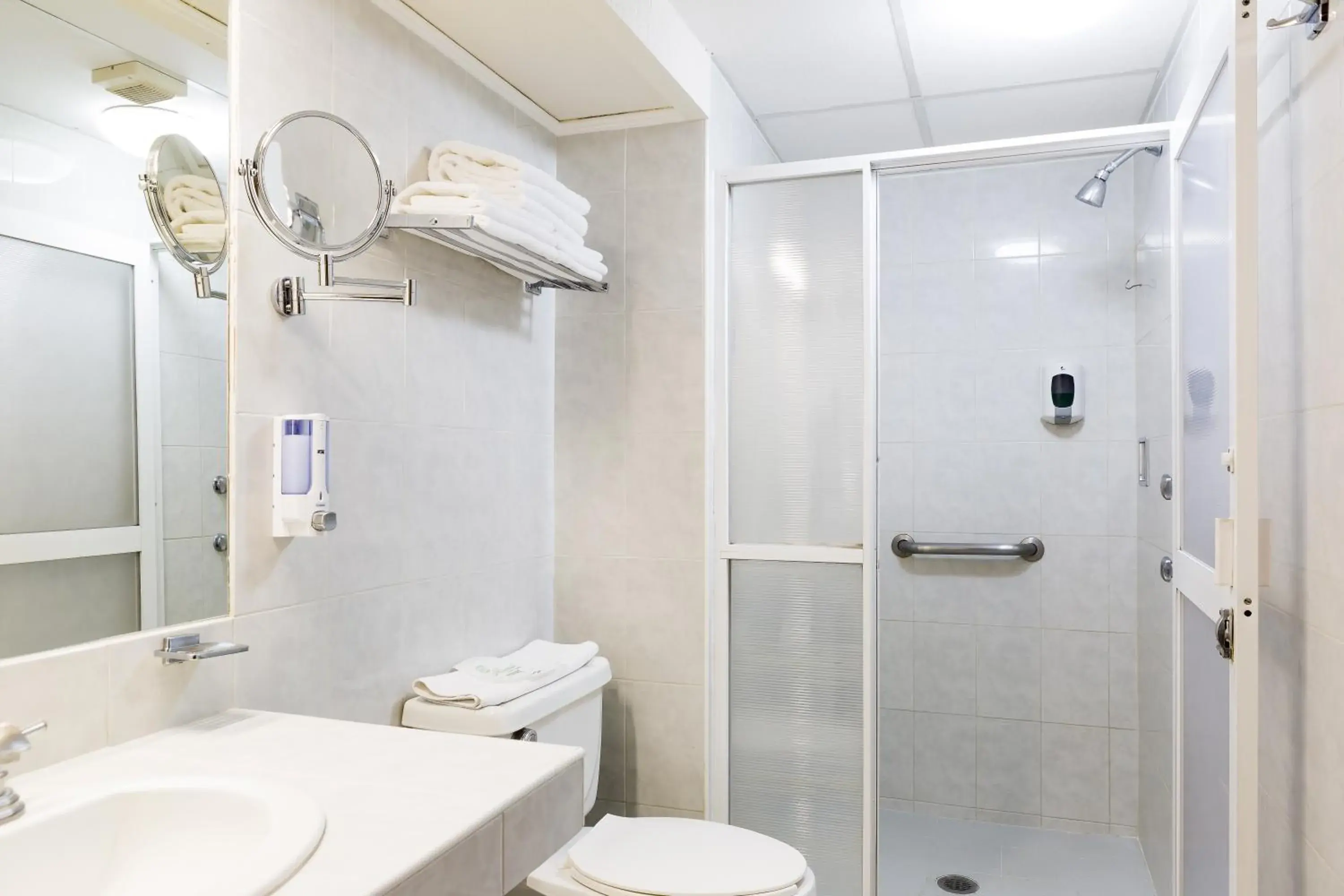 Shower, Bathroom in Hotel Aliana