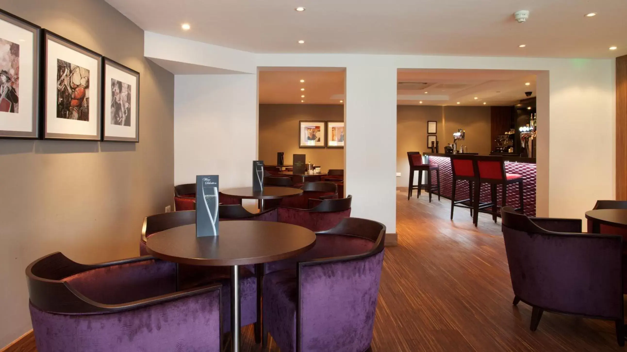 Lobby or reception, Lounge/Bar in Aubrey Park Hotel