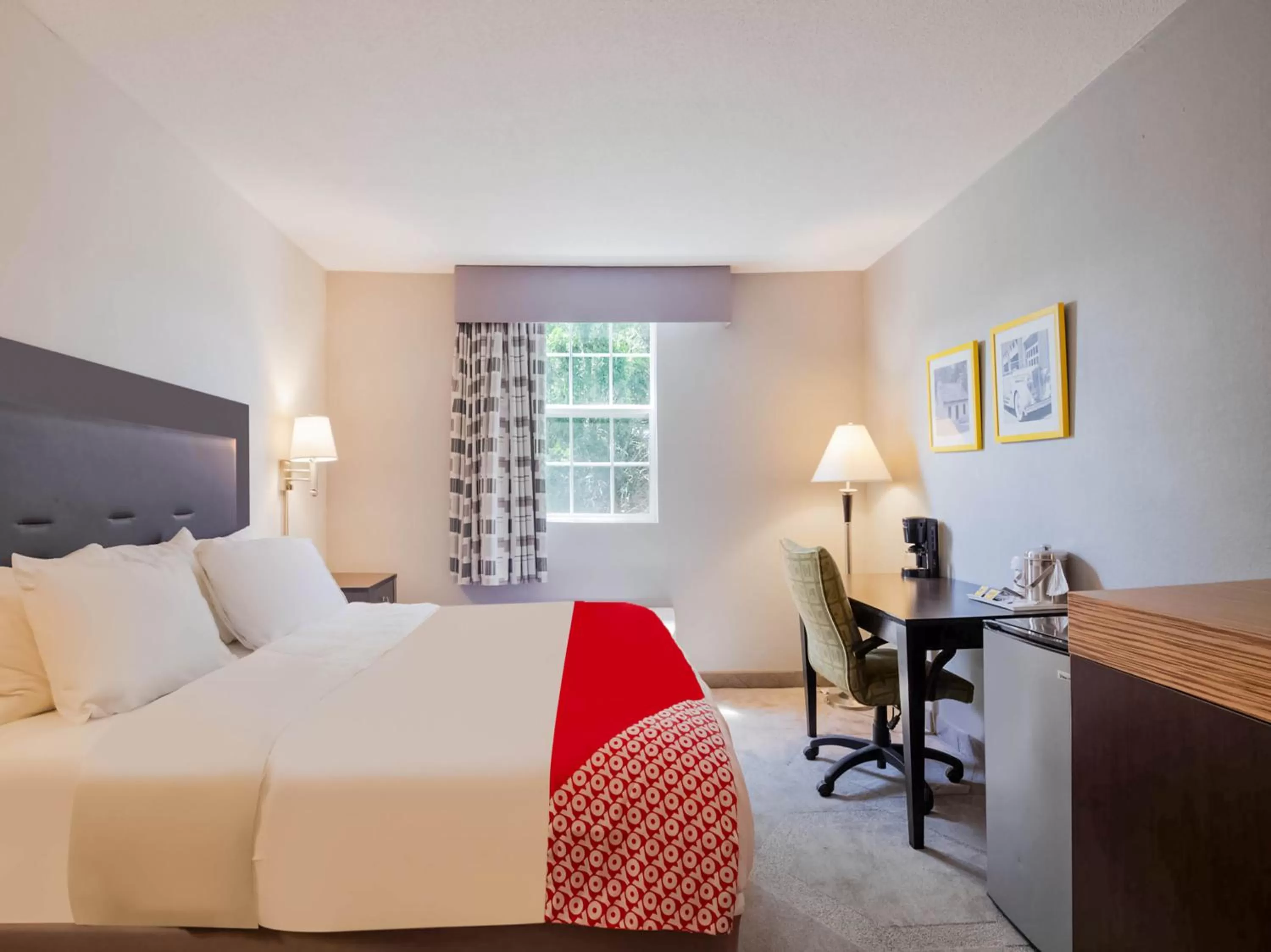 Bedroom in Days Inn by Wyndham Conneaut