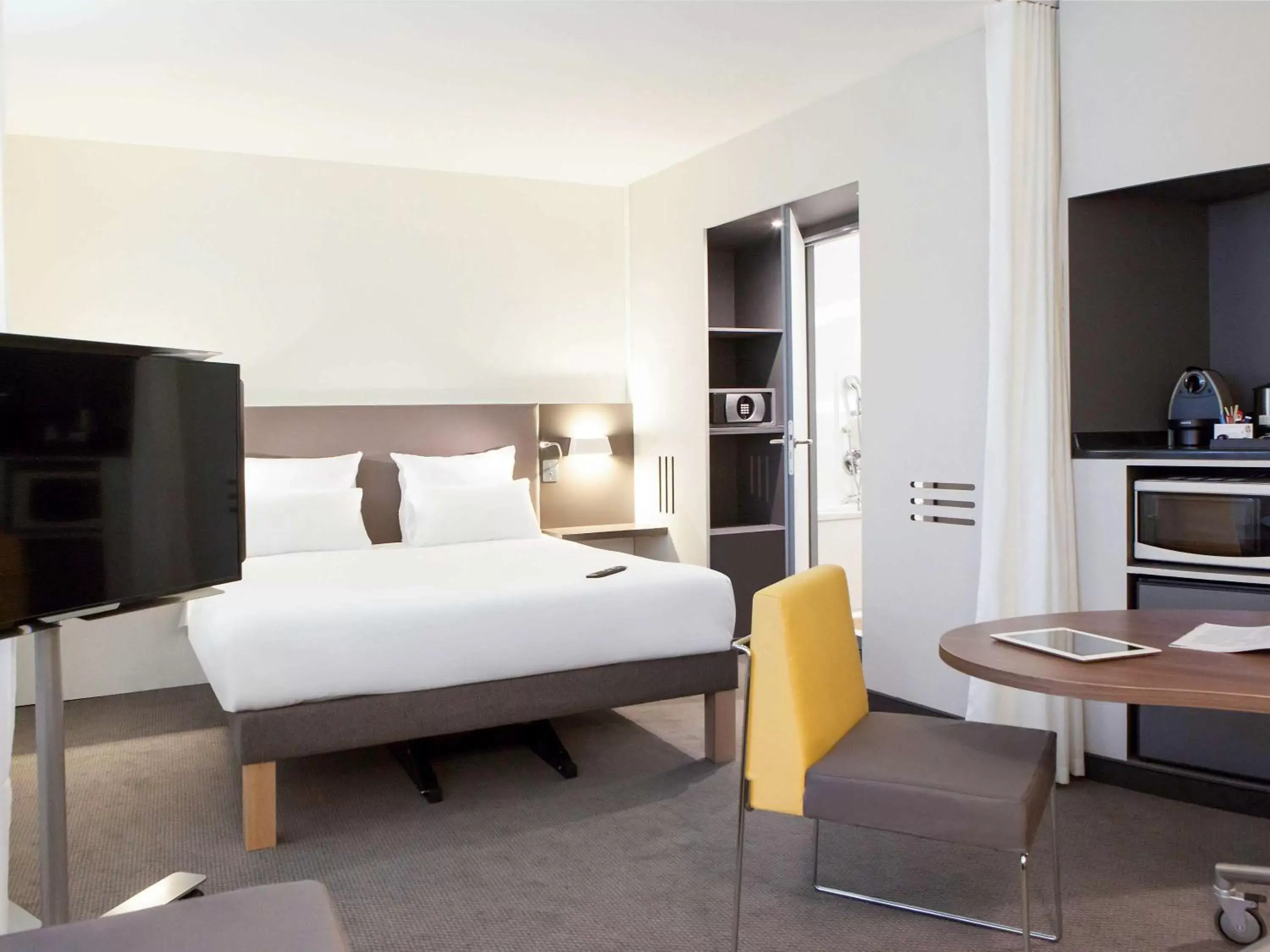 Photo of the whole room, Bed in Novotel Suites Lille Europe