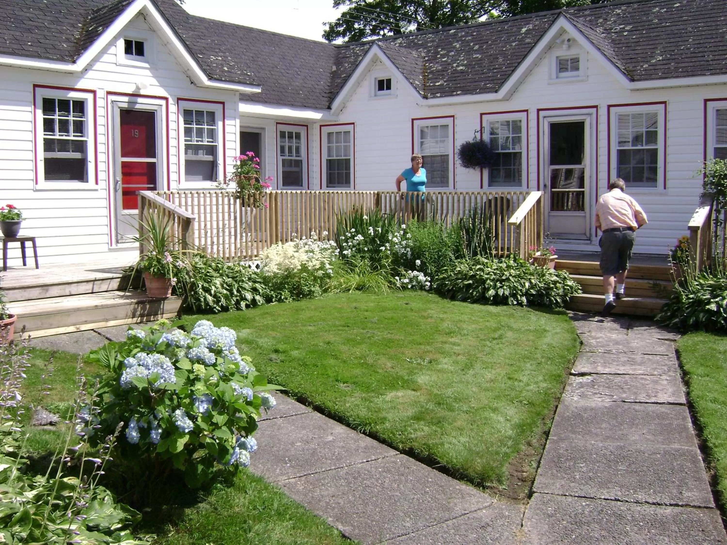 Facade/entrance in Lakelawn B&B and Motel
